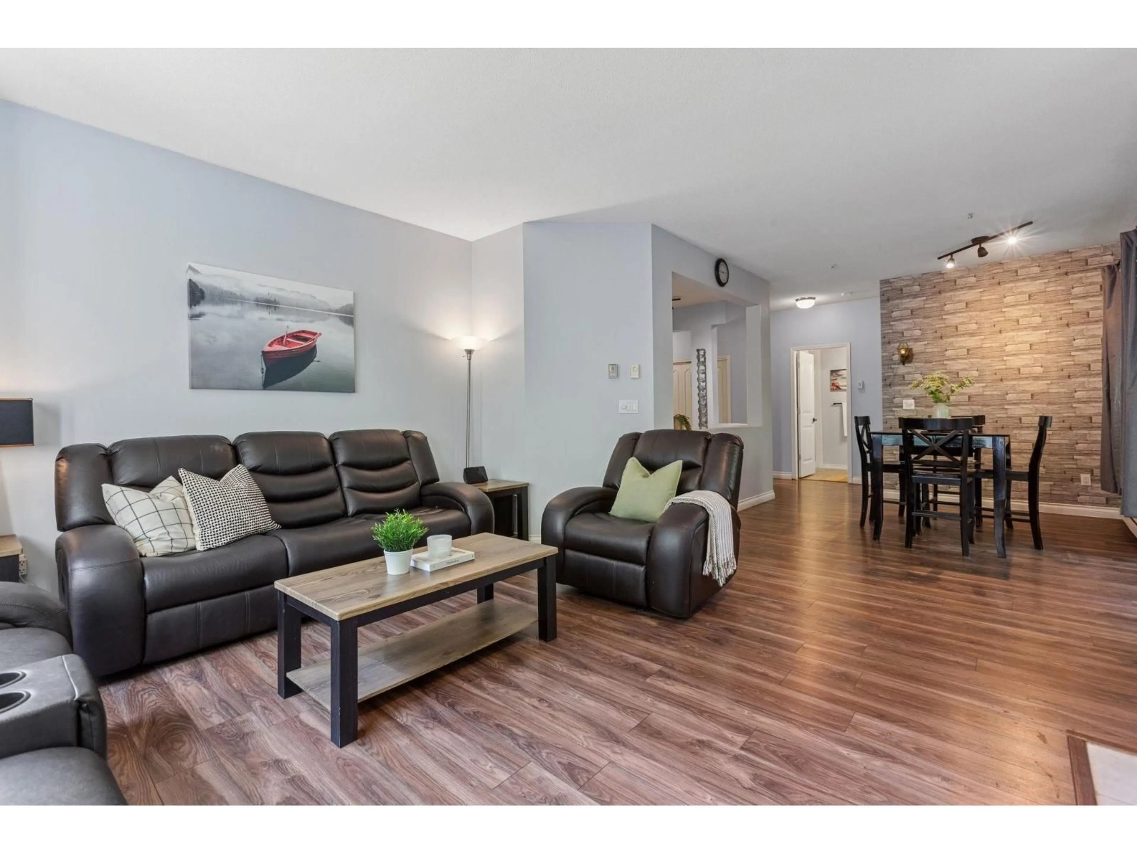 Living room with furniture, wood/laminate floor for 111 - 20897 57, Langley British Columbia V3A8L5
