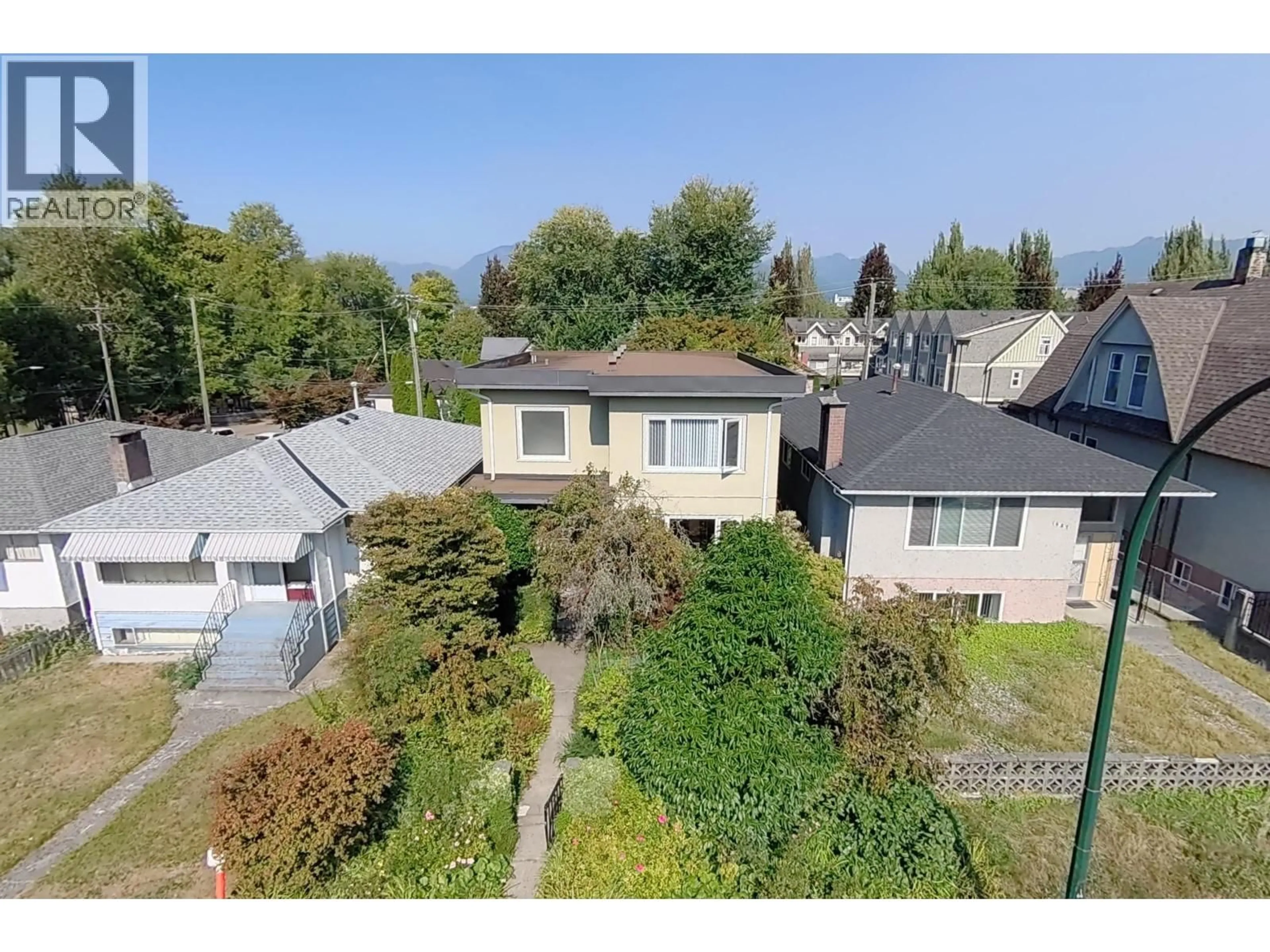 A pic from outside/outdoor area/front of a property/back of a property/a pic from drone, street for 1621 ADANAC STREET, Vancouver British Columbia V5L2C7