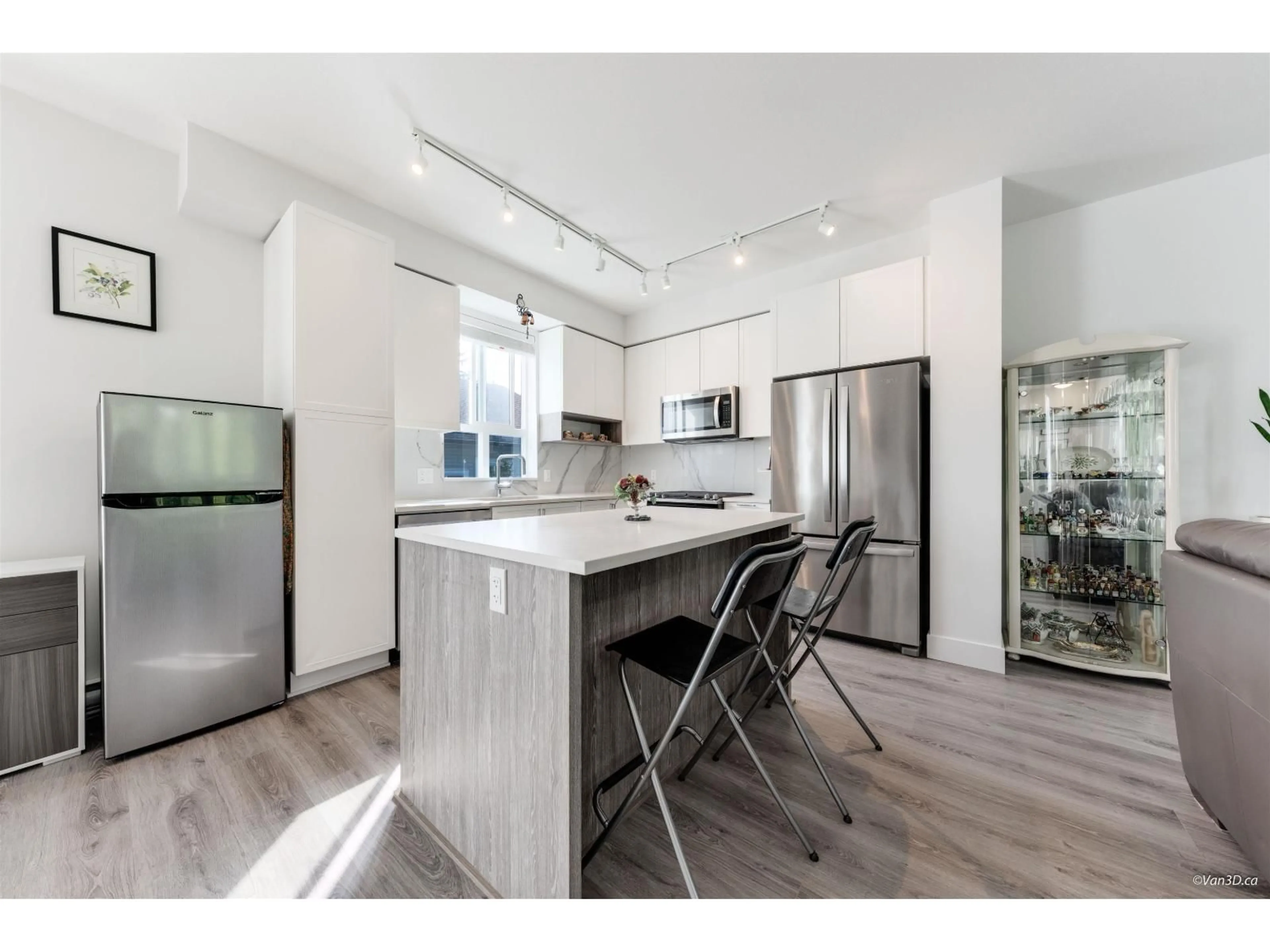 Open concept kitchen, wood/laminate floor for 114 - 9688 162A, Surrey British Columbia V4N6V3