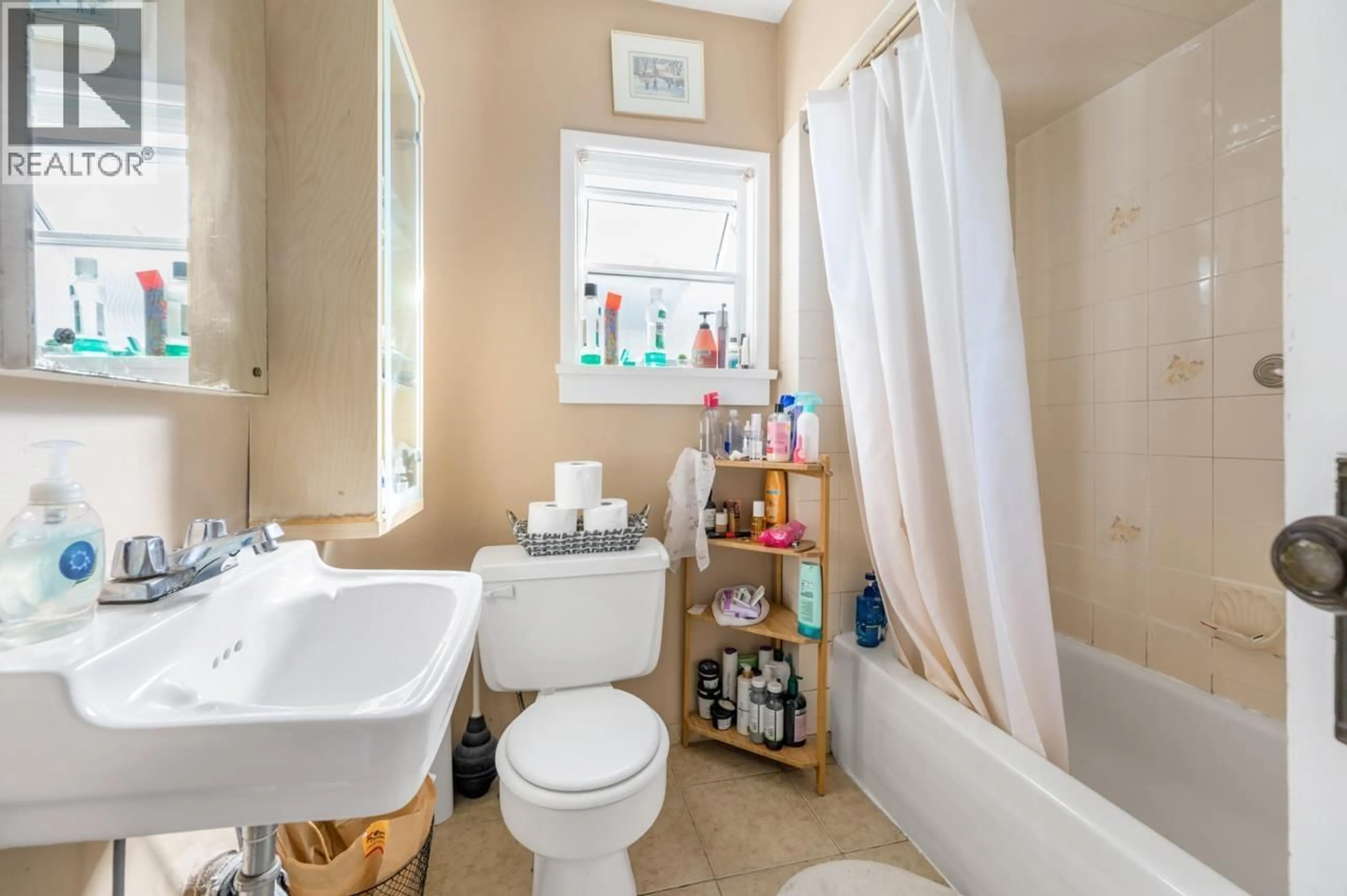 Standard bathroom, ceramic/tile floor for 2641 7TH AVENUE, Vancouver British Columbia V5M1T6