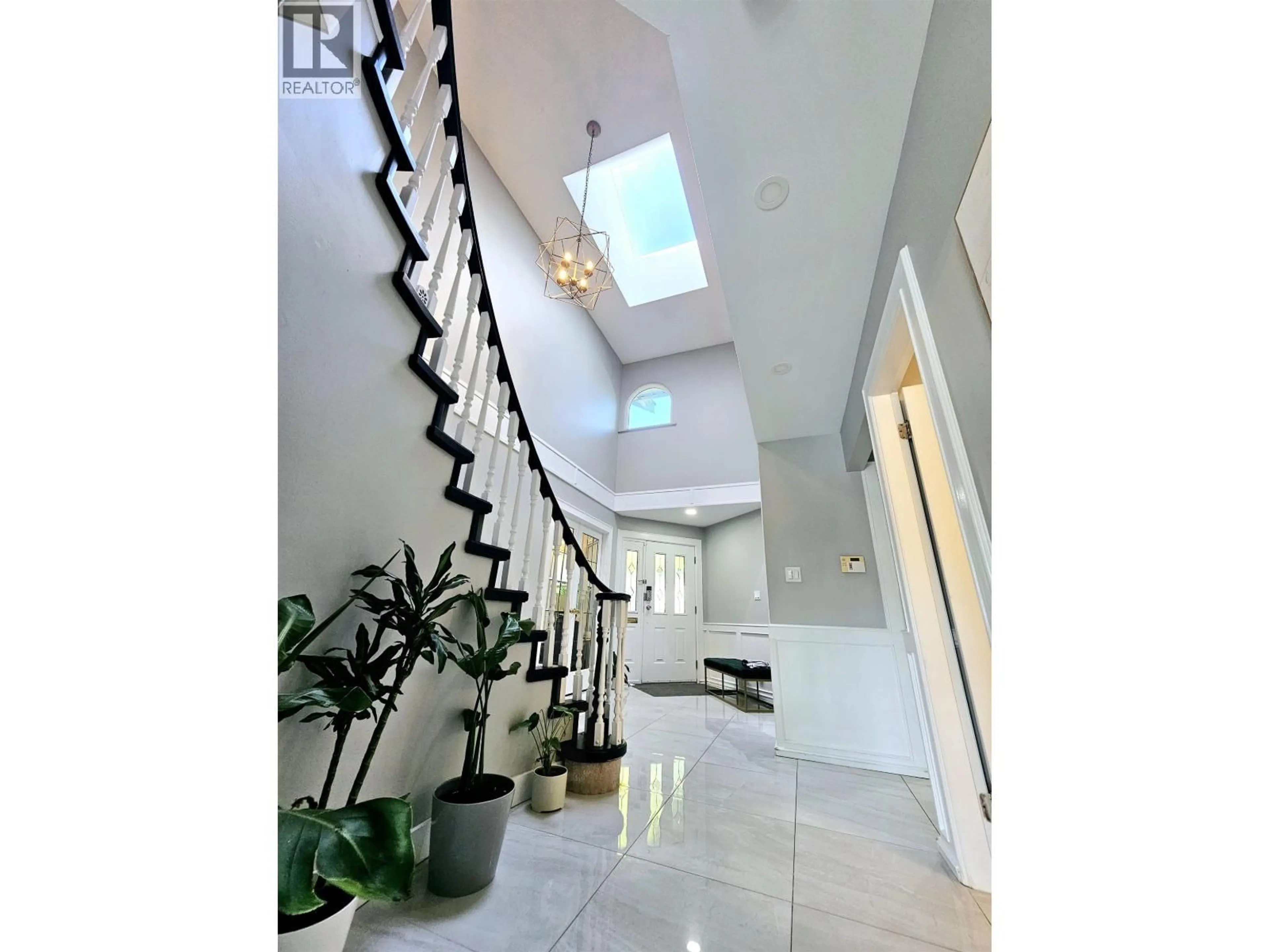 Indoor foyer for 3760 CUNNINGHAM DRIVE, Richmond British Columbia V6X3N5