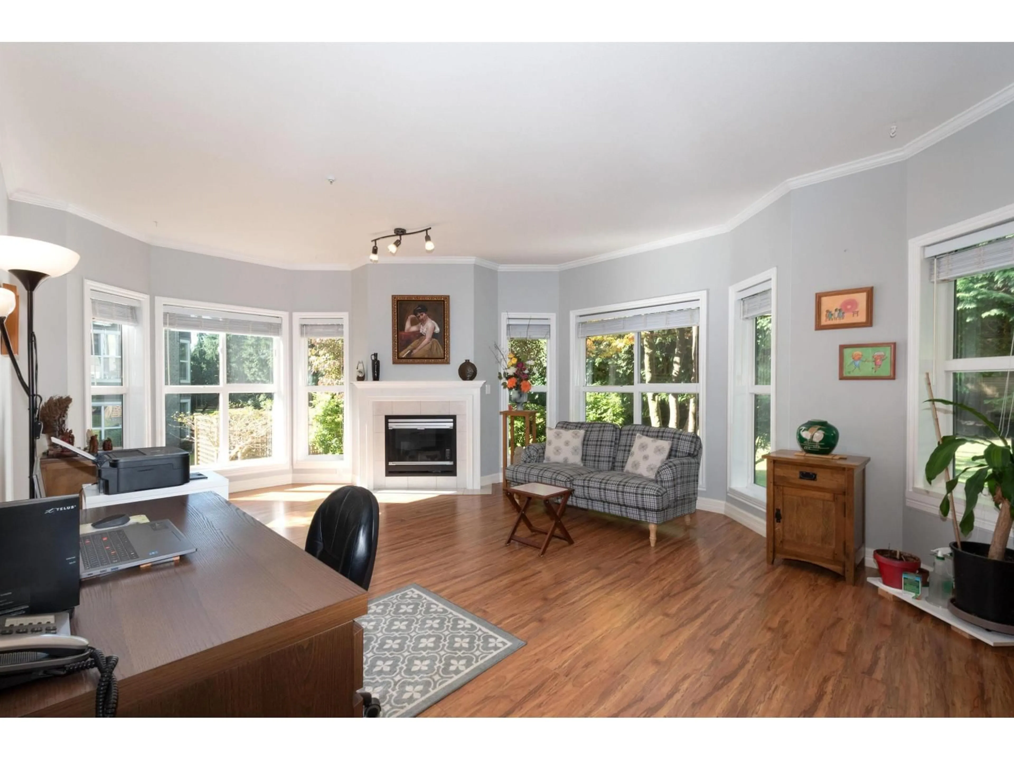 Living room with furniture, wood/laminate floor for 113 - 12088 66, Surrey British Columbia V3W1Z9