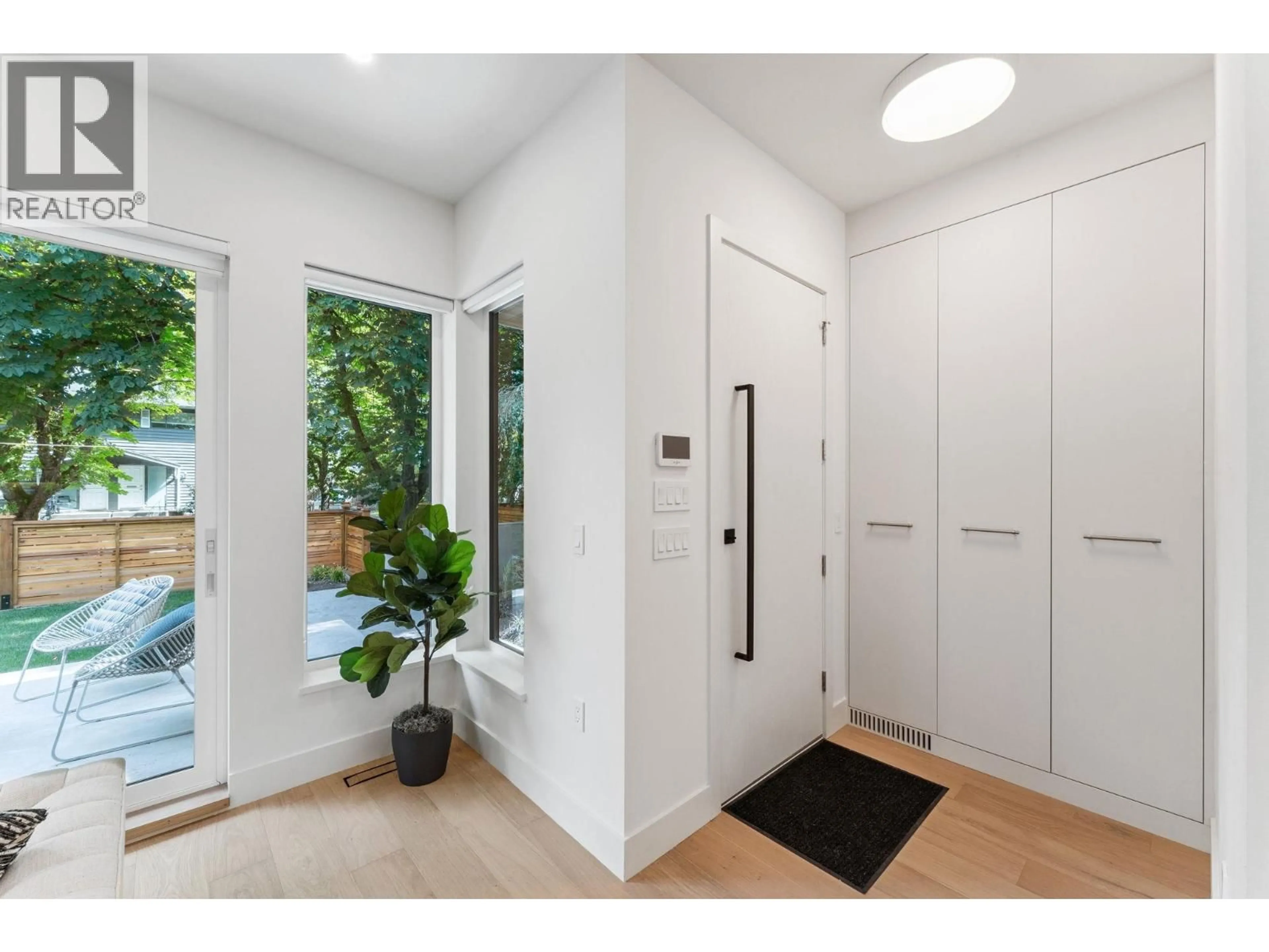 Indoor entryway for 1 - 610 10TH AVENUE, Vancouver British Columbia V5T2A5