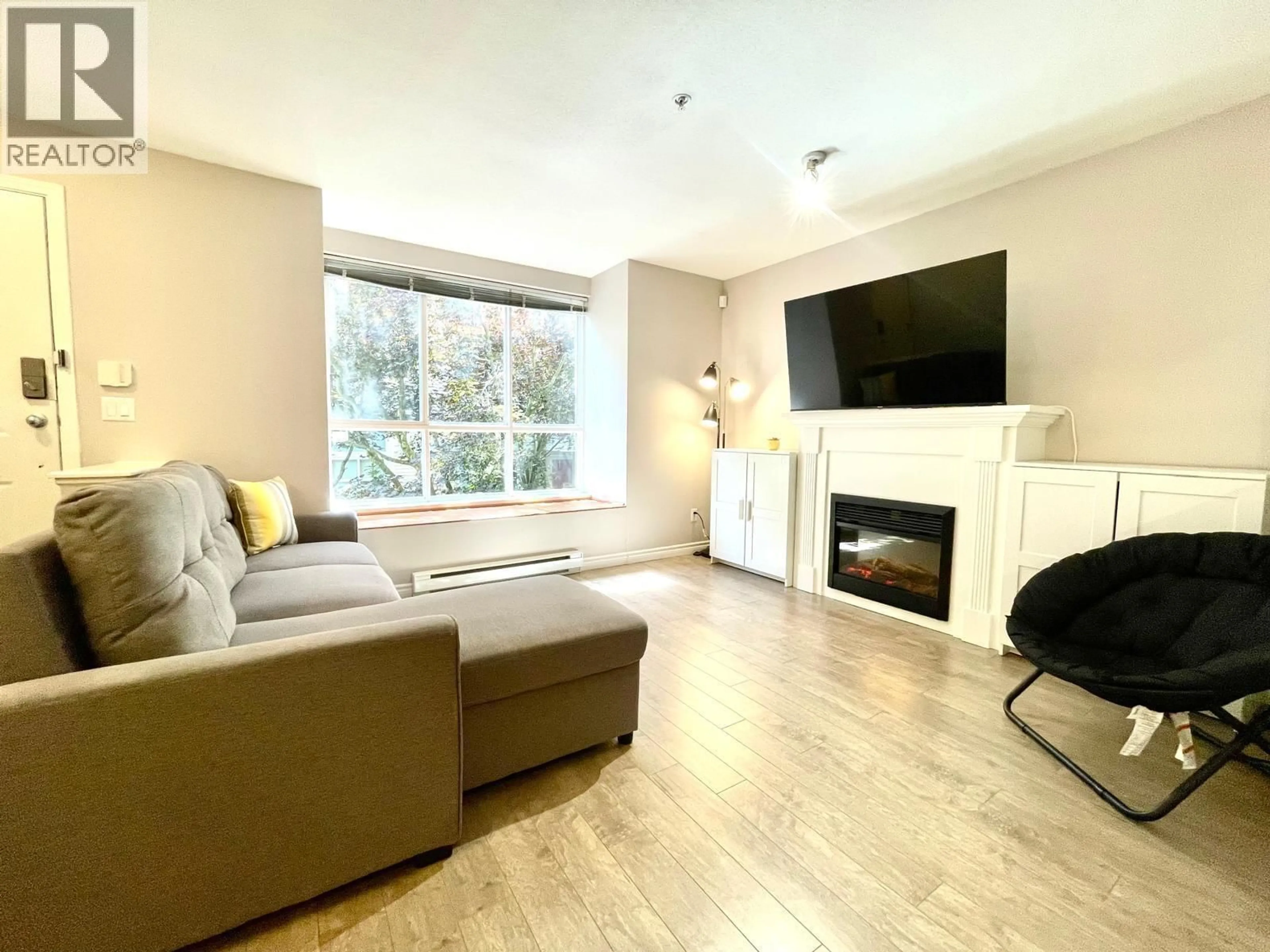 Living room with furniture, wood/laminate floor for 24 - 7128 STRIDE AVENUE, Burnaby British Columbia V3N1T5