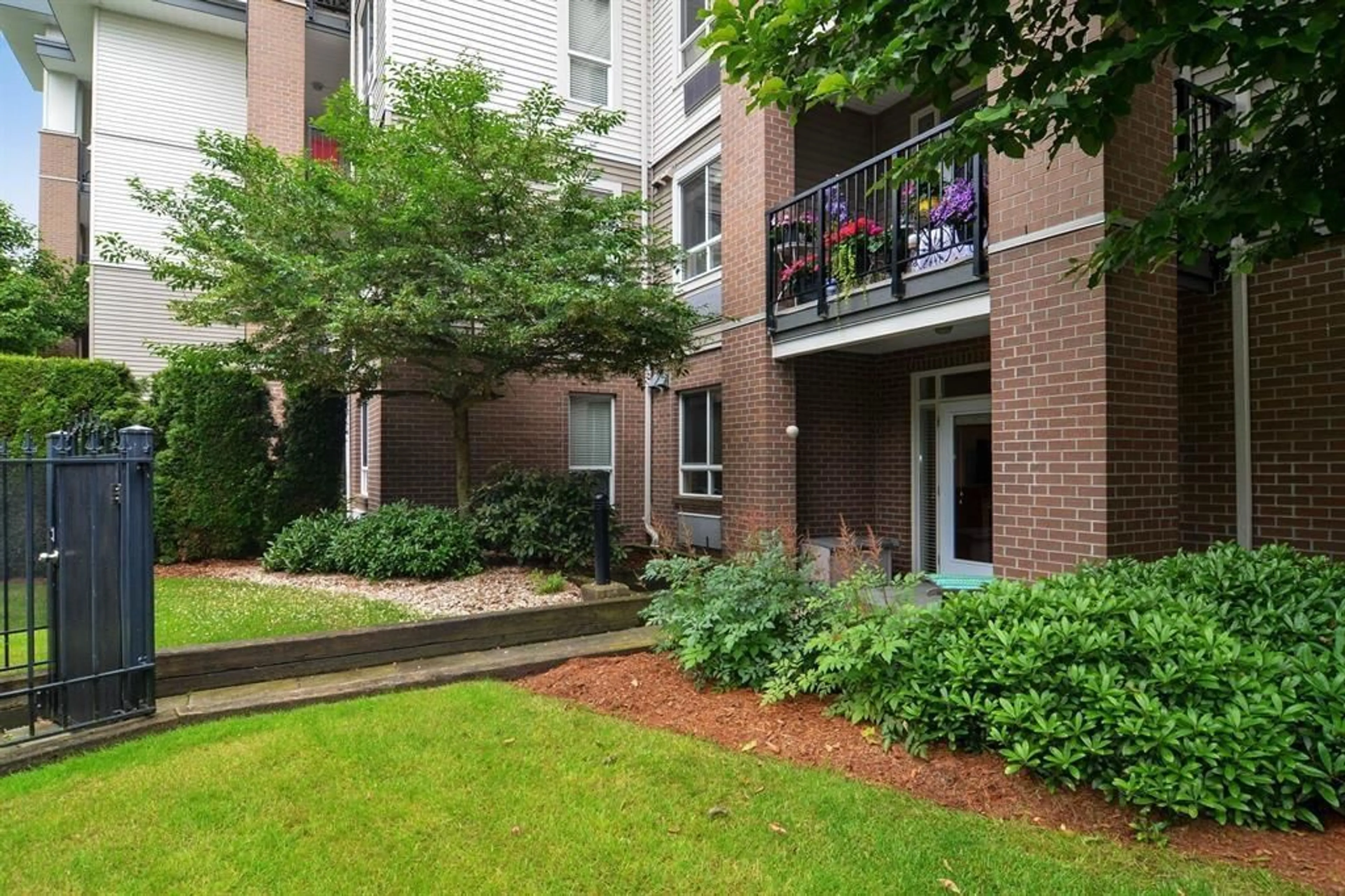 Patio, street for 305 - 5430 201, Langley British Columbia V3A0A2