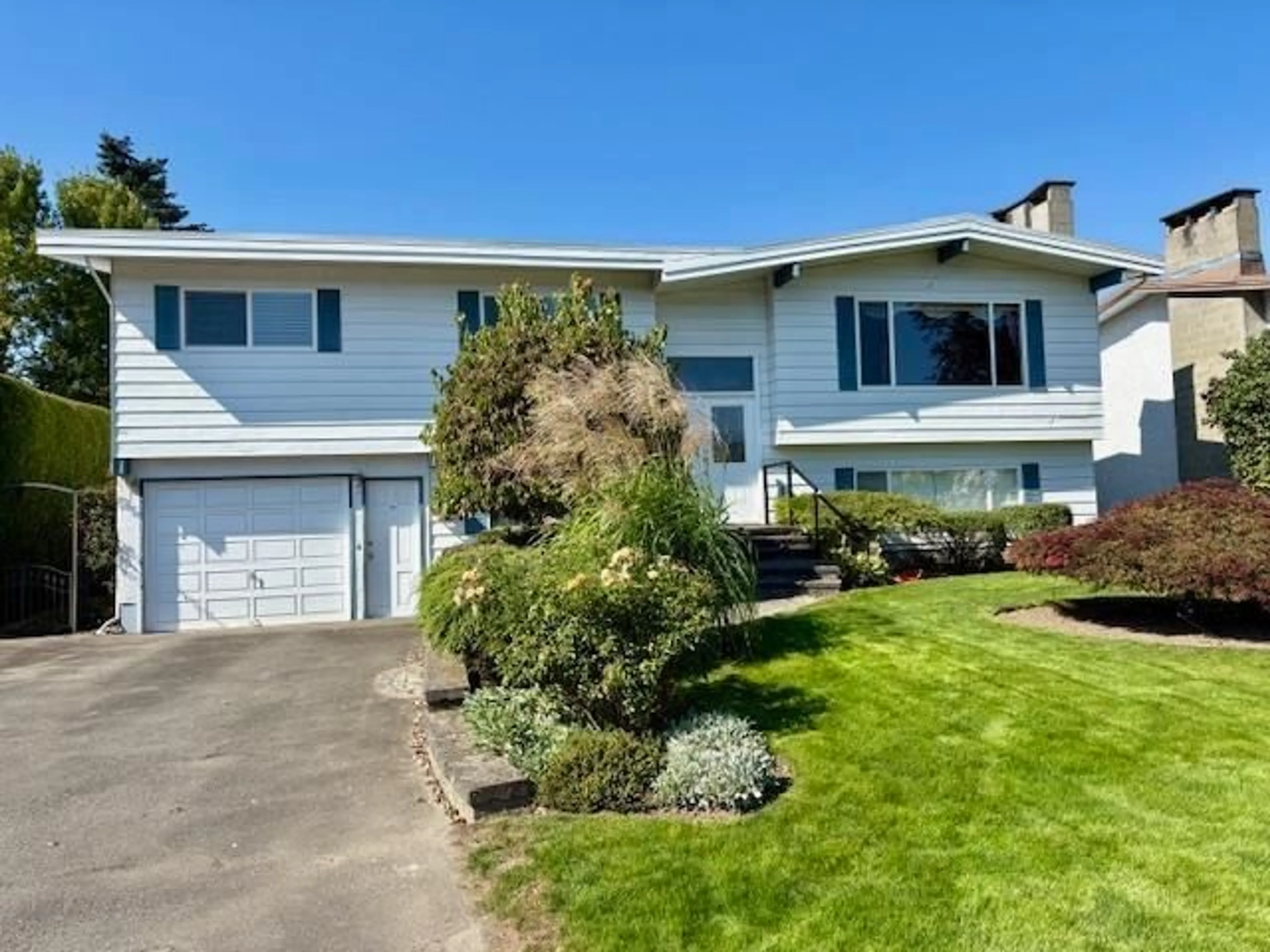 Home with vinyl exterior material, unknown for 6075 GLENGARRY DRIVE, Chilliwack British Columbia V2R3G7