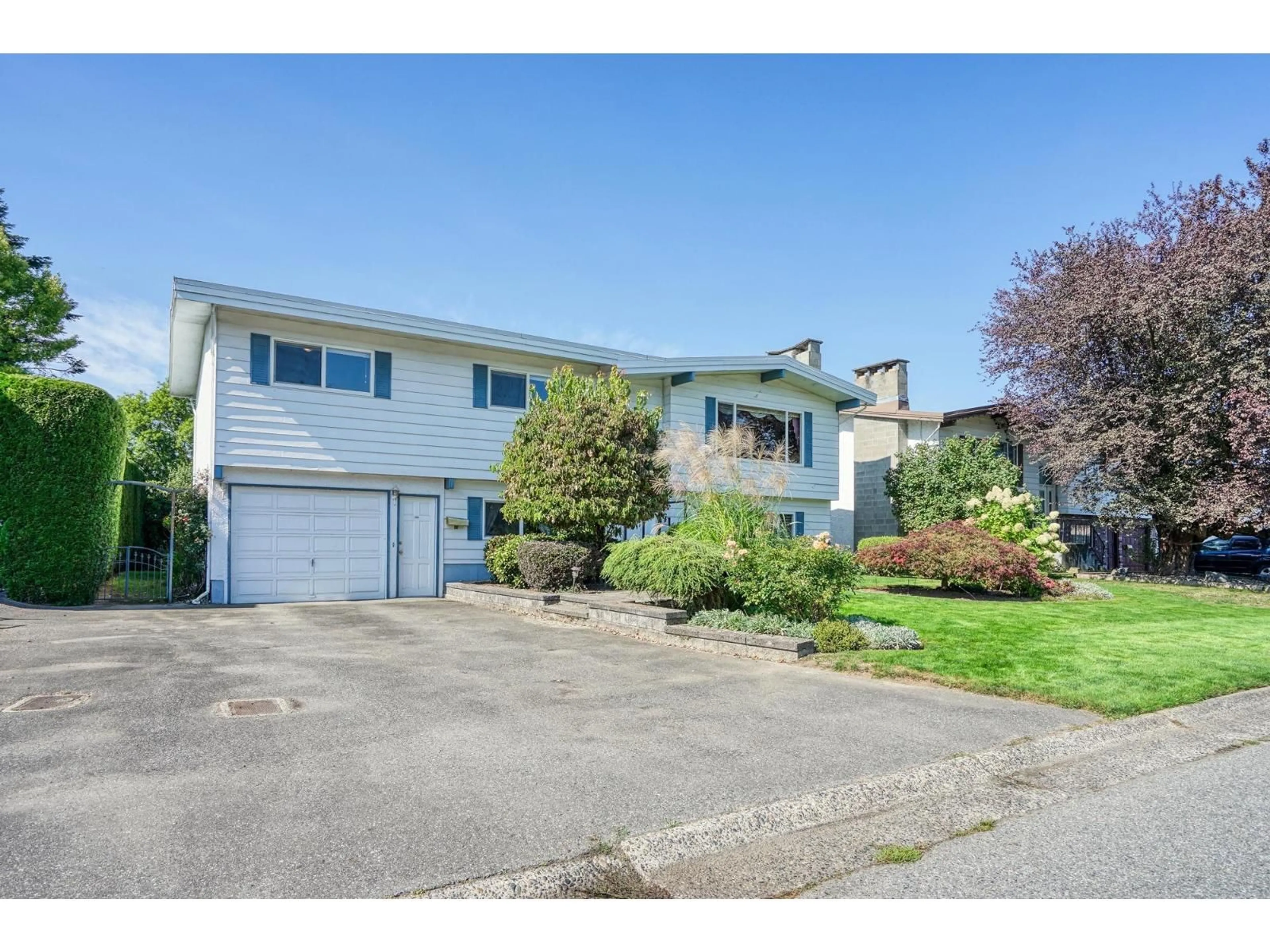 Home with vinyl exterior material, street for 6075 GLENGARRY DRIVE, Chilliwack British Columbia V2R3G7