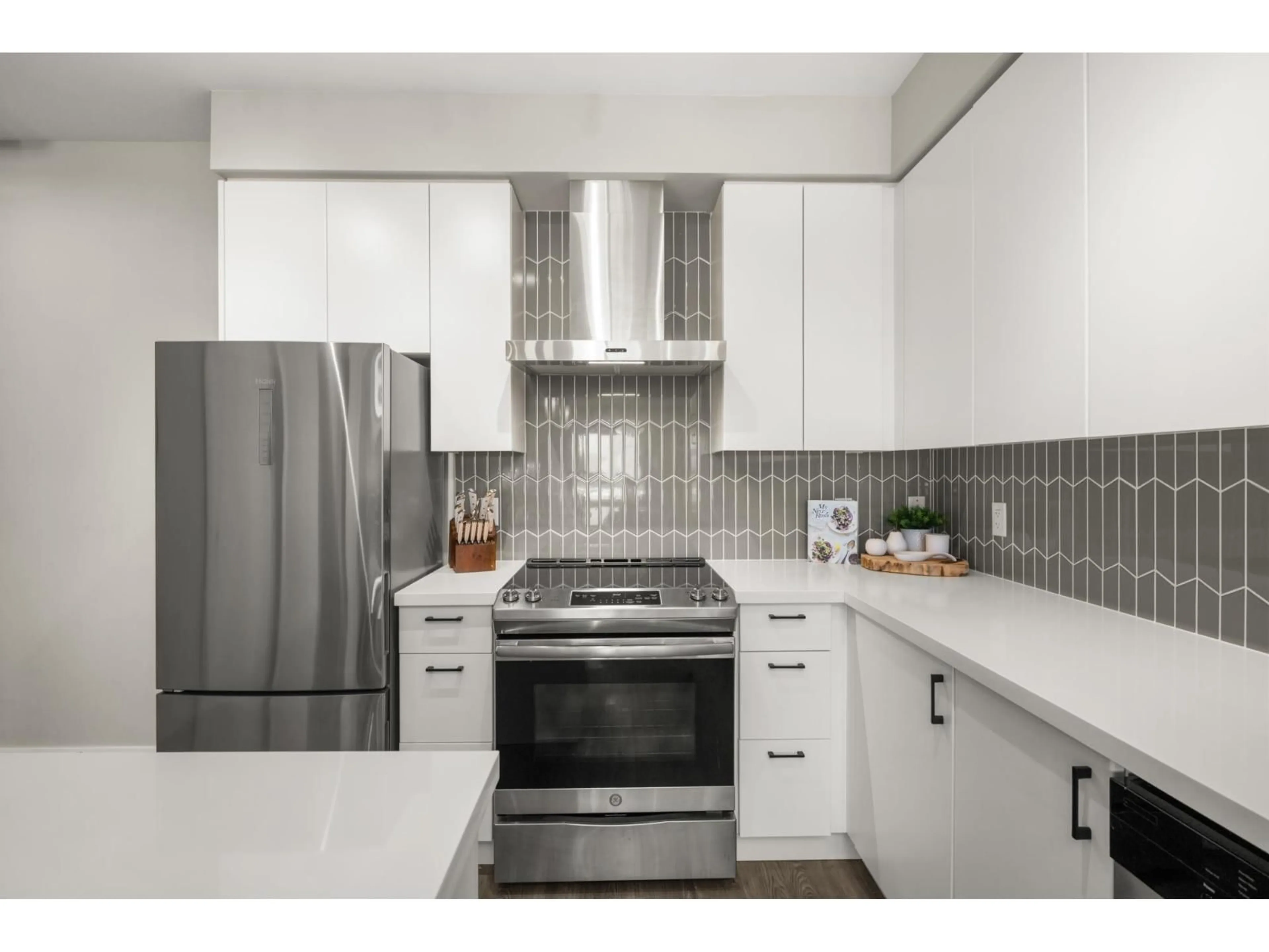 Standard kitchen, ceramic/tile floor for B512 - 20838 78B, Langley British Columbia V2Y3M2