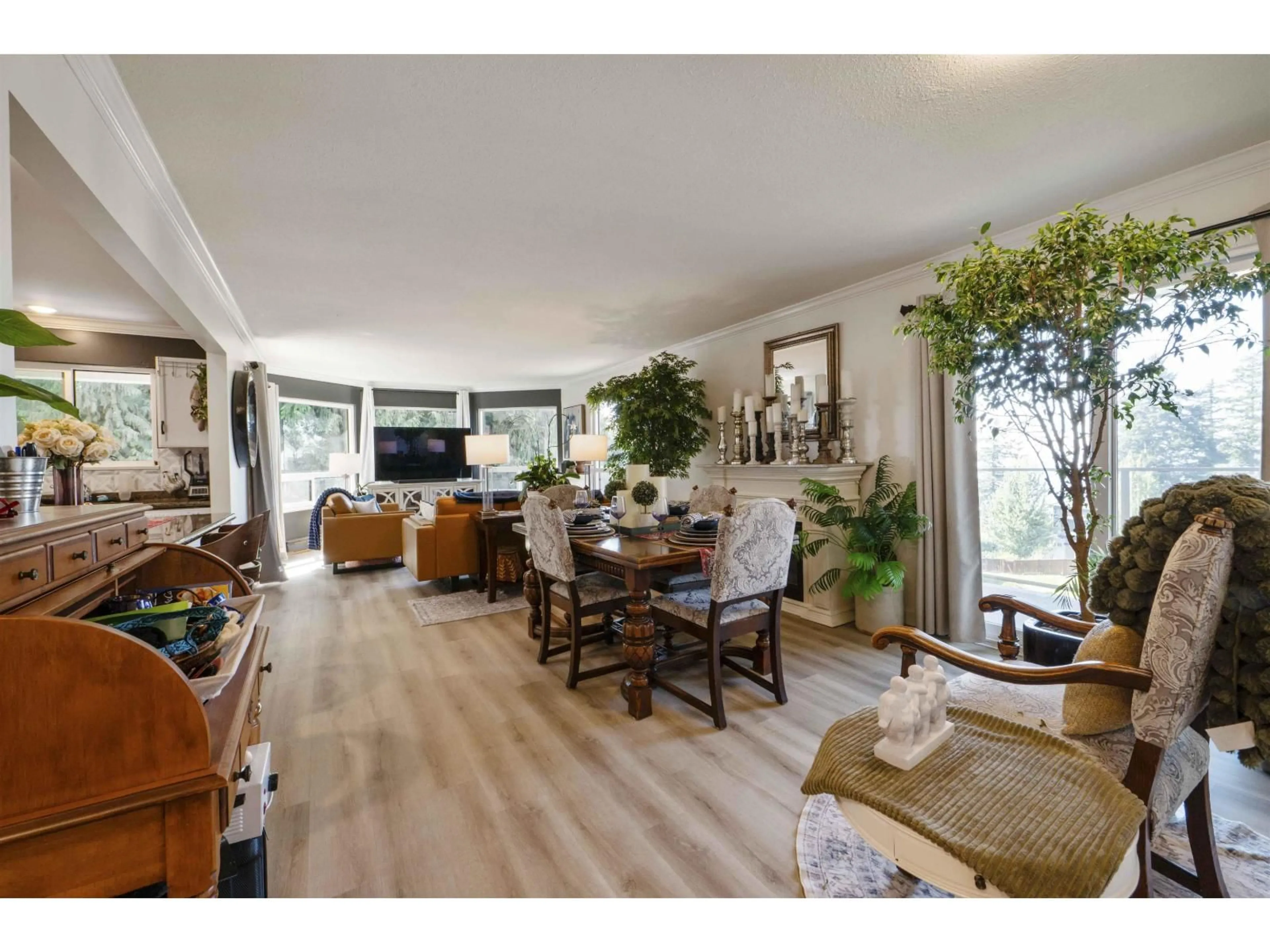 Living room with furniture, wood/laminate floor for 401 - 1350 VIDAL, White Rock British Columbia V4B5G6