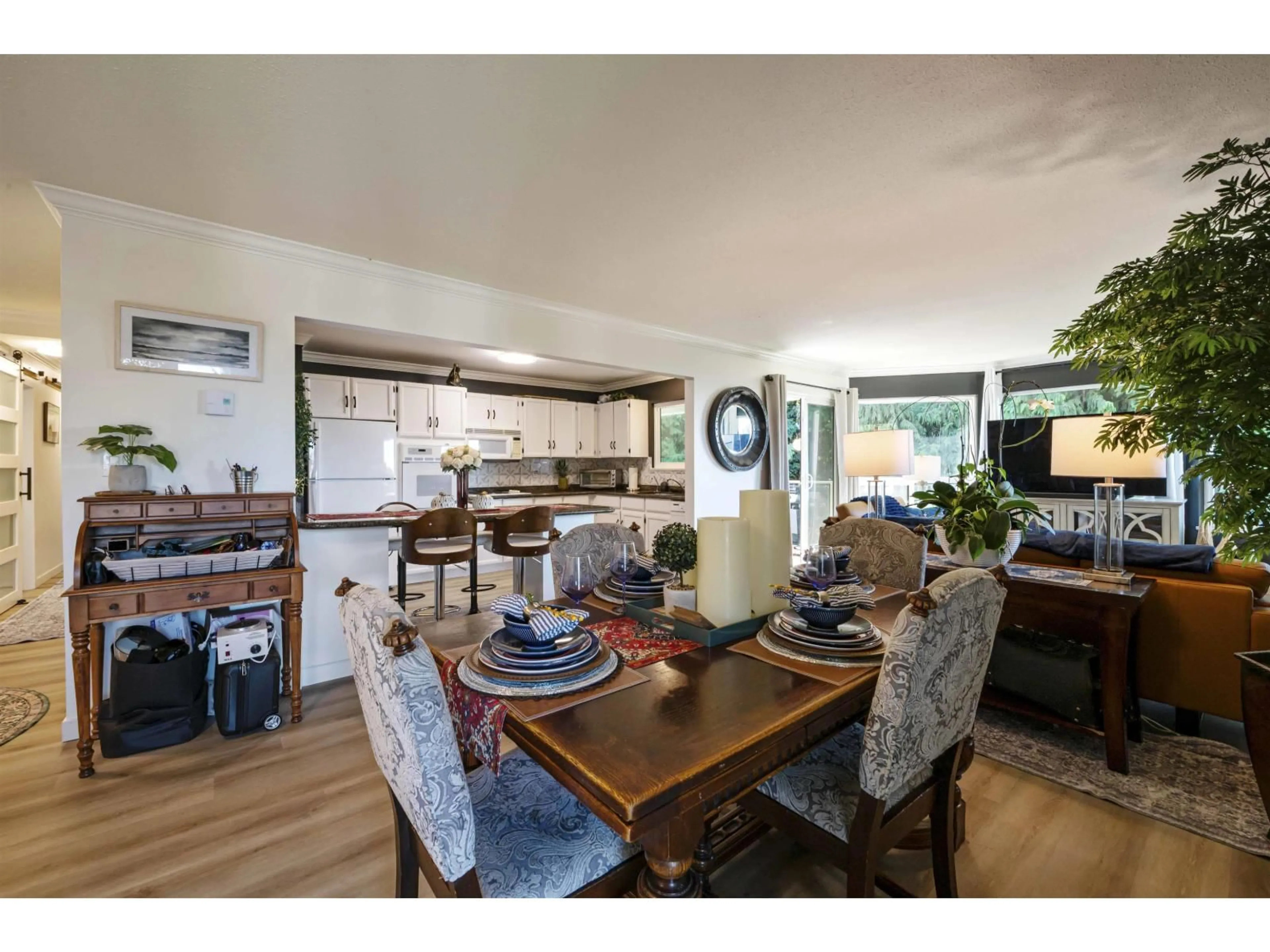 Open concept kitchen, wood/laminate floor for 401 - 1350 VIDAL, White Rock British Columbia V4B5G6