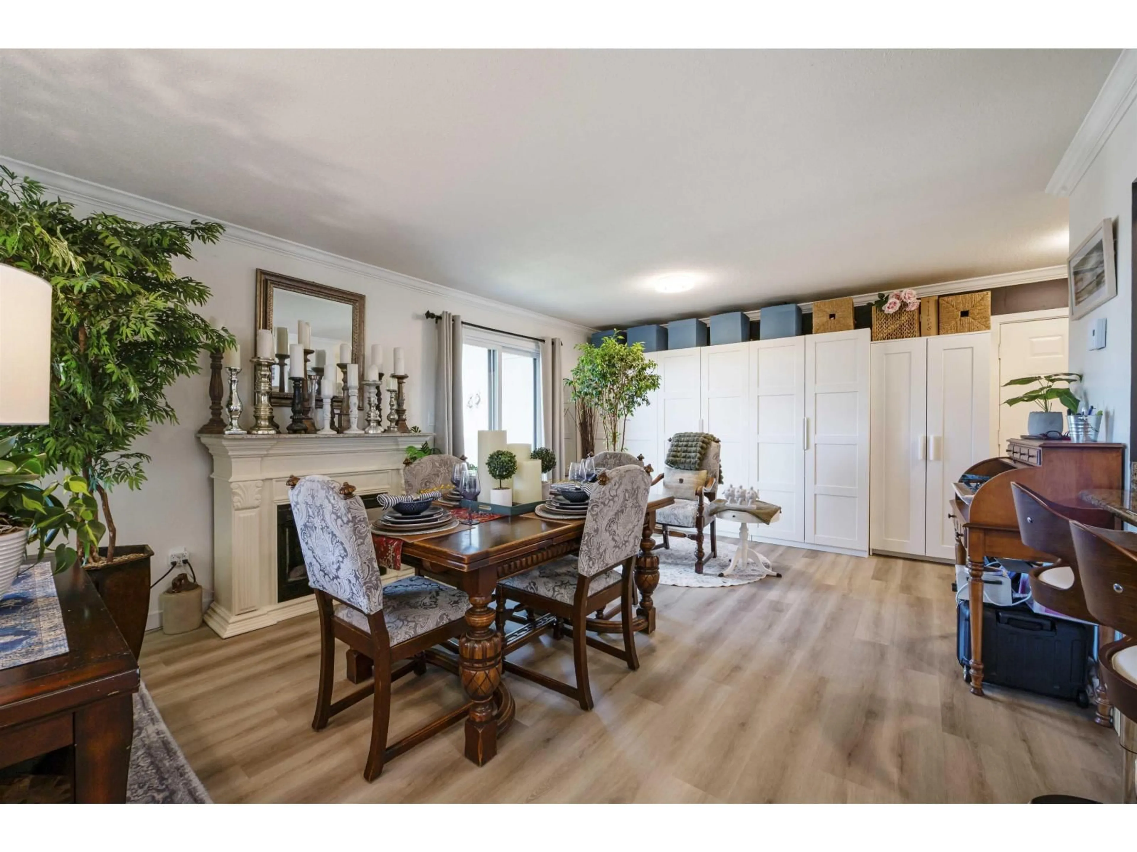 Dining room, wood/laminate floor for 401 - 1350 VIDAL, White Rock British Columbia V4B5G6