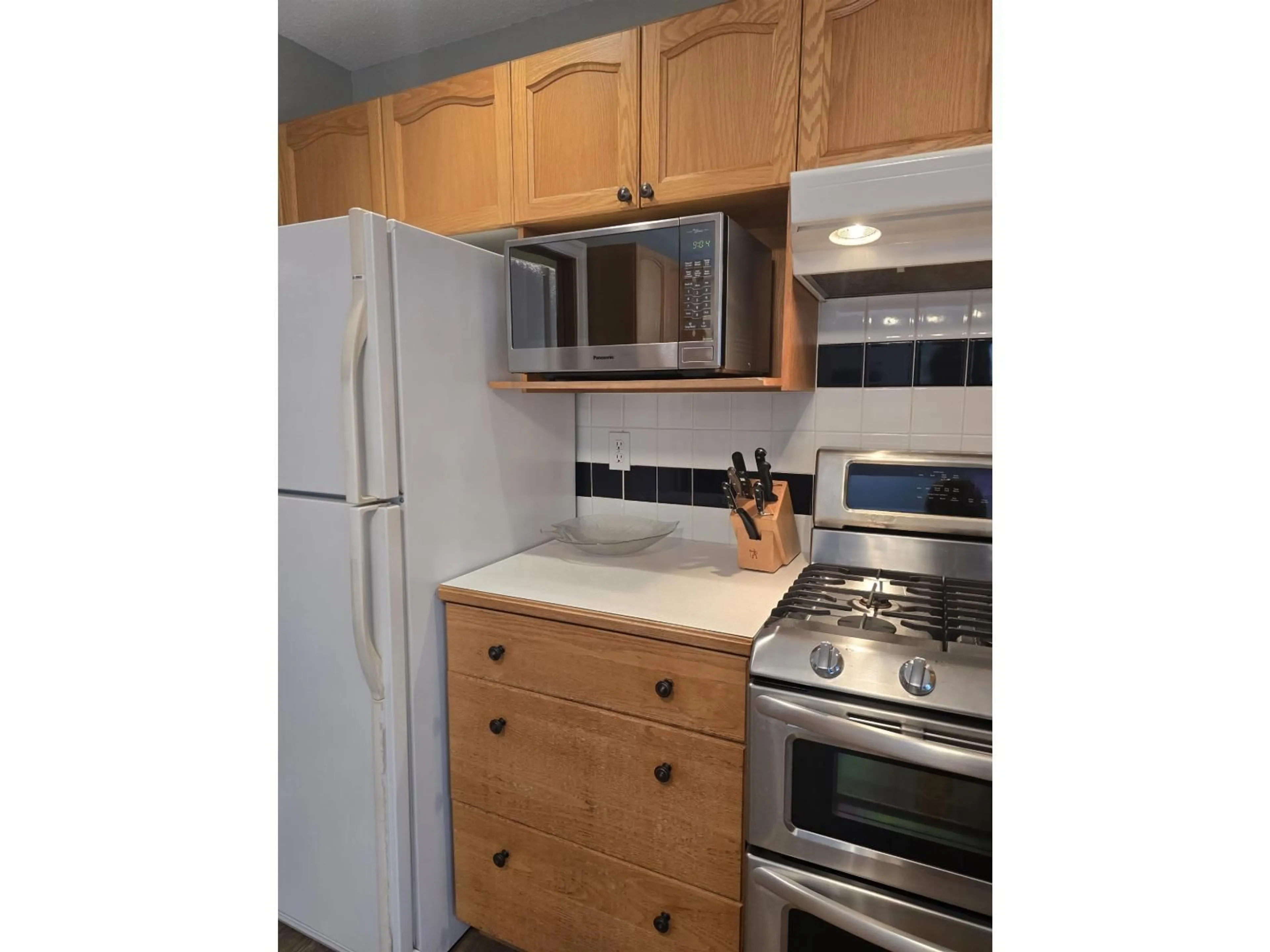 Standard kitchen, unknown for 5905 182A, Surrey British Columbia V3S5L9