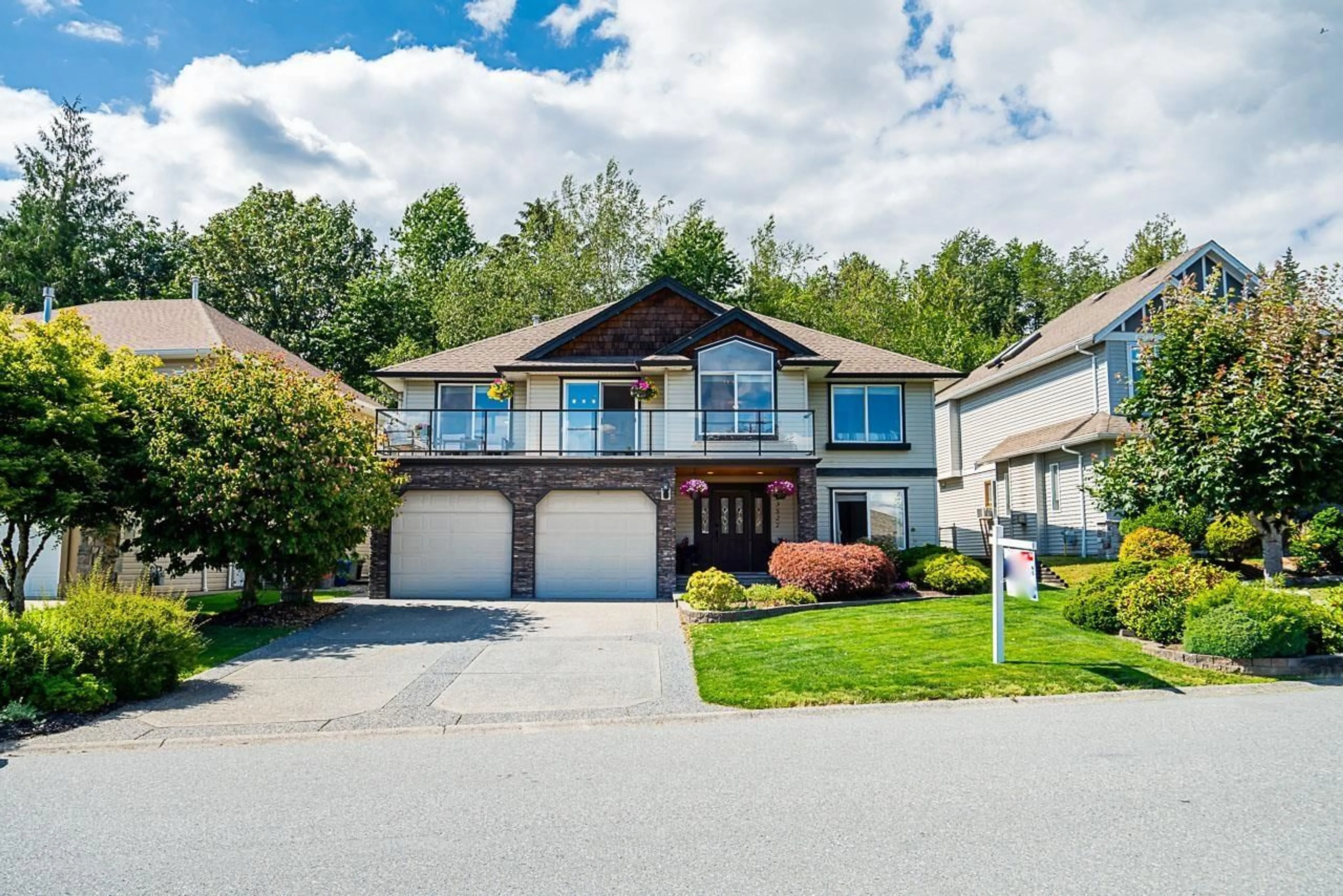 Home with vinyl exterior material, street for 33527 12TH, Mission British Columbia V2V6Z6
