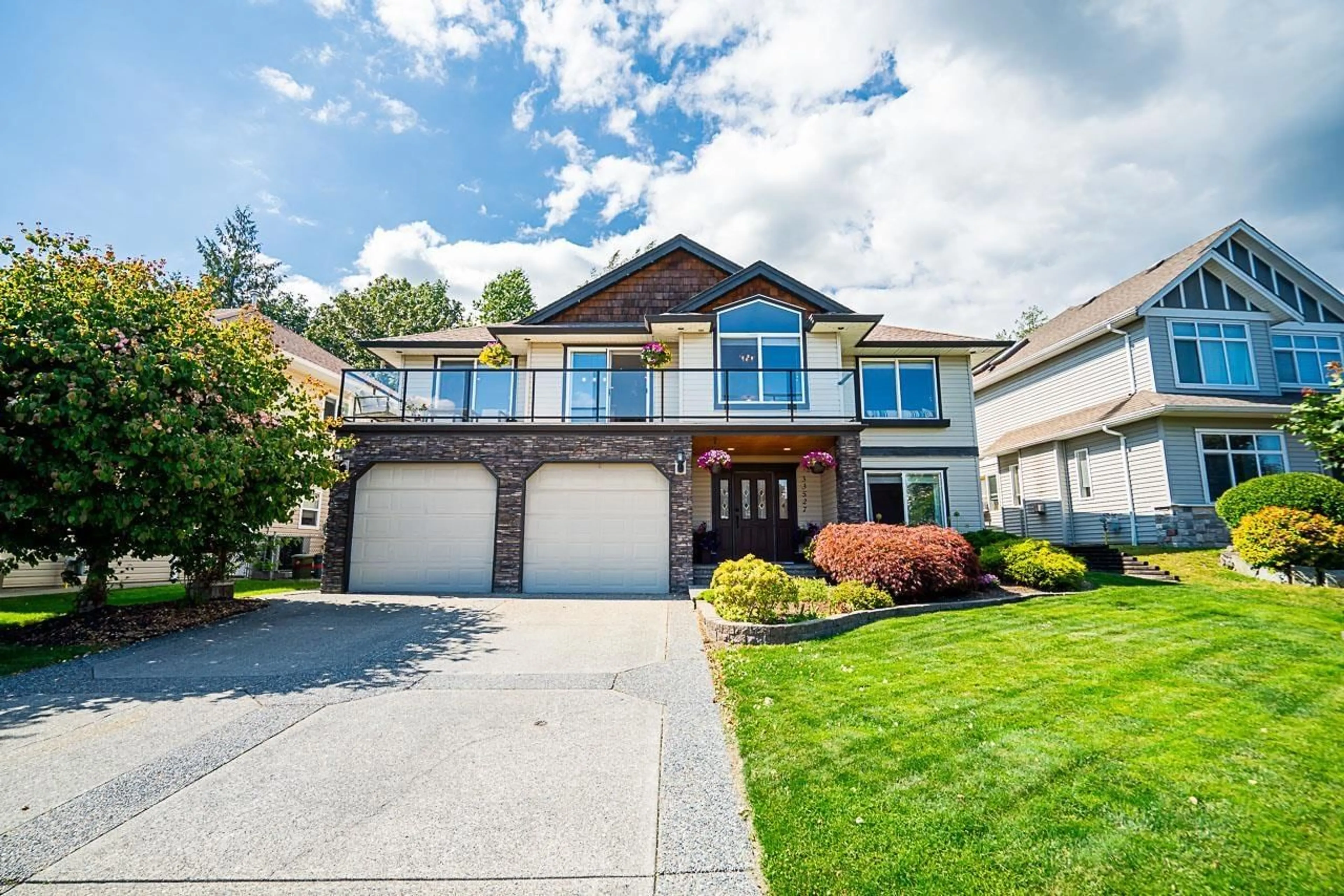 Home with vinyl exterior material, street for 33527 12TH, Mission British Columbia V2V6Z6