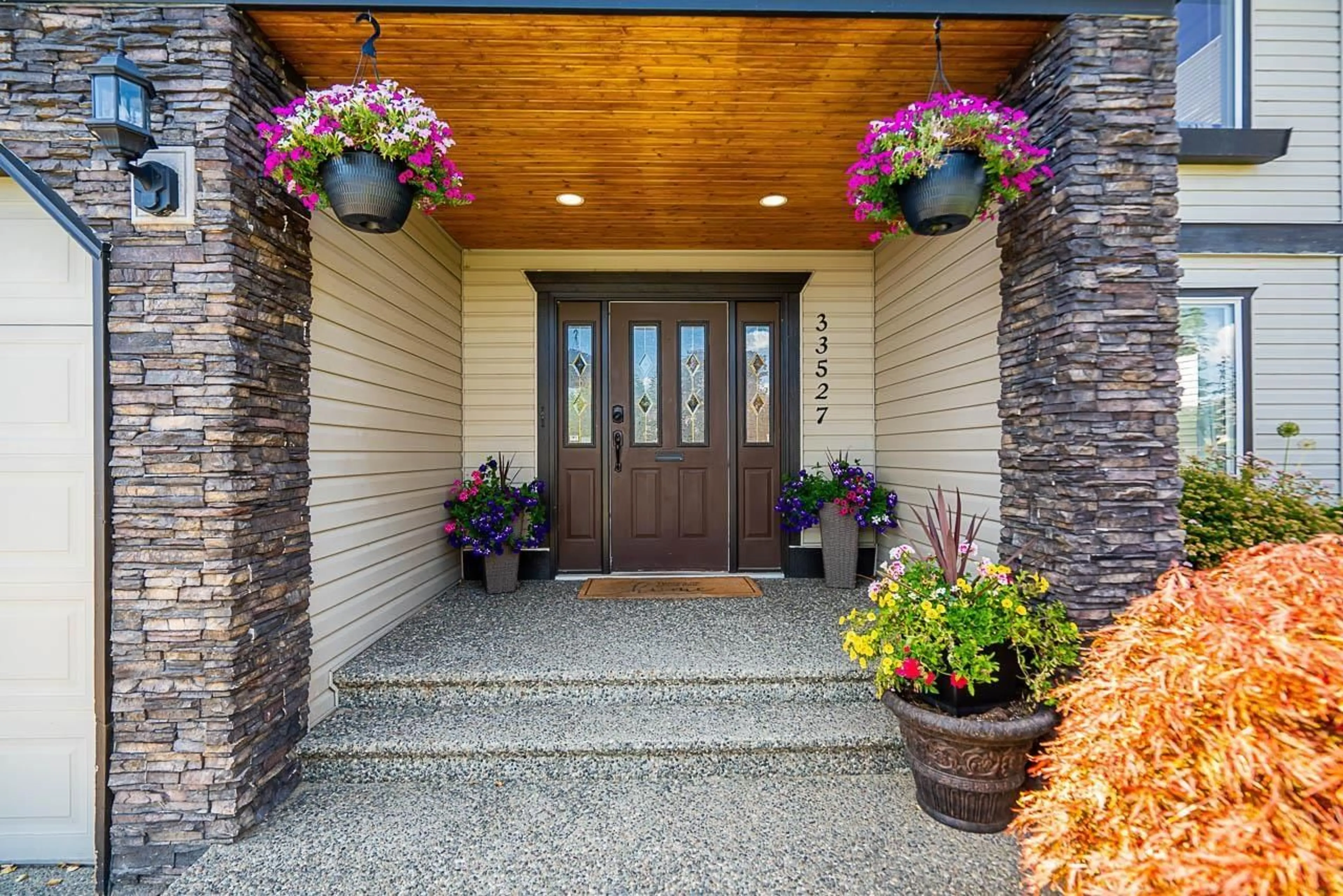 Indoor entryway for 33527 12TH, Mission British Columbia V2V6Z6