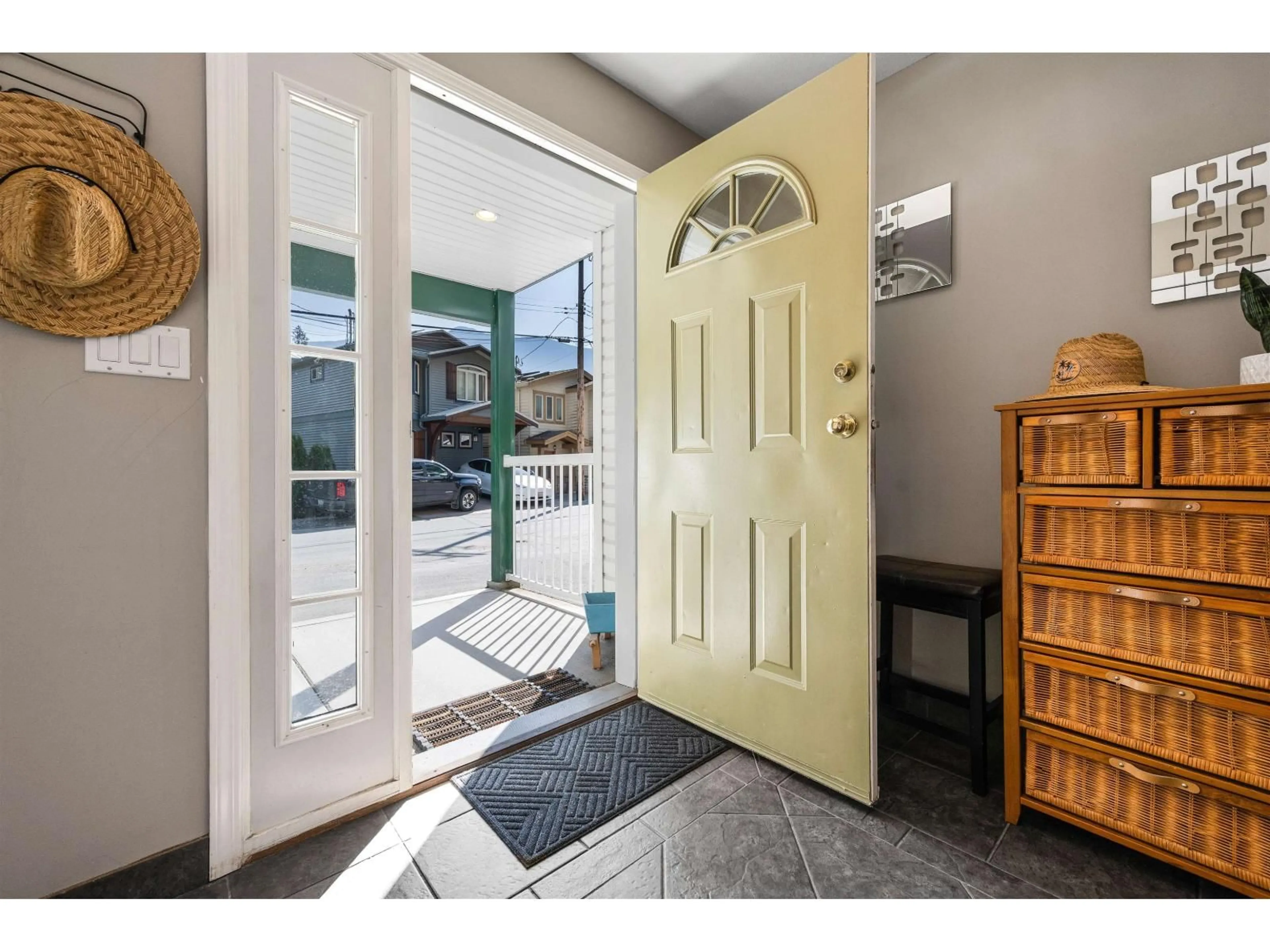 Indoor entryway for 200 LAKESHORE DRIVE, Cultus Lake British Columbia V2R5A1