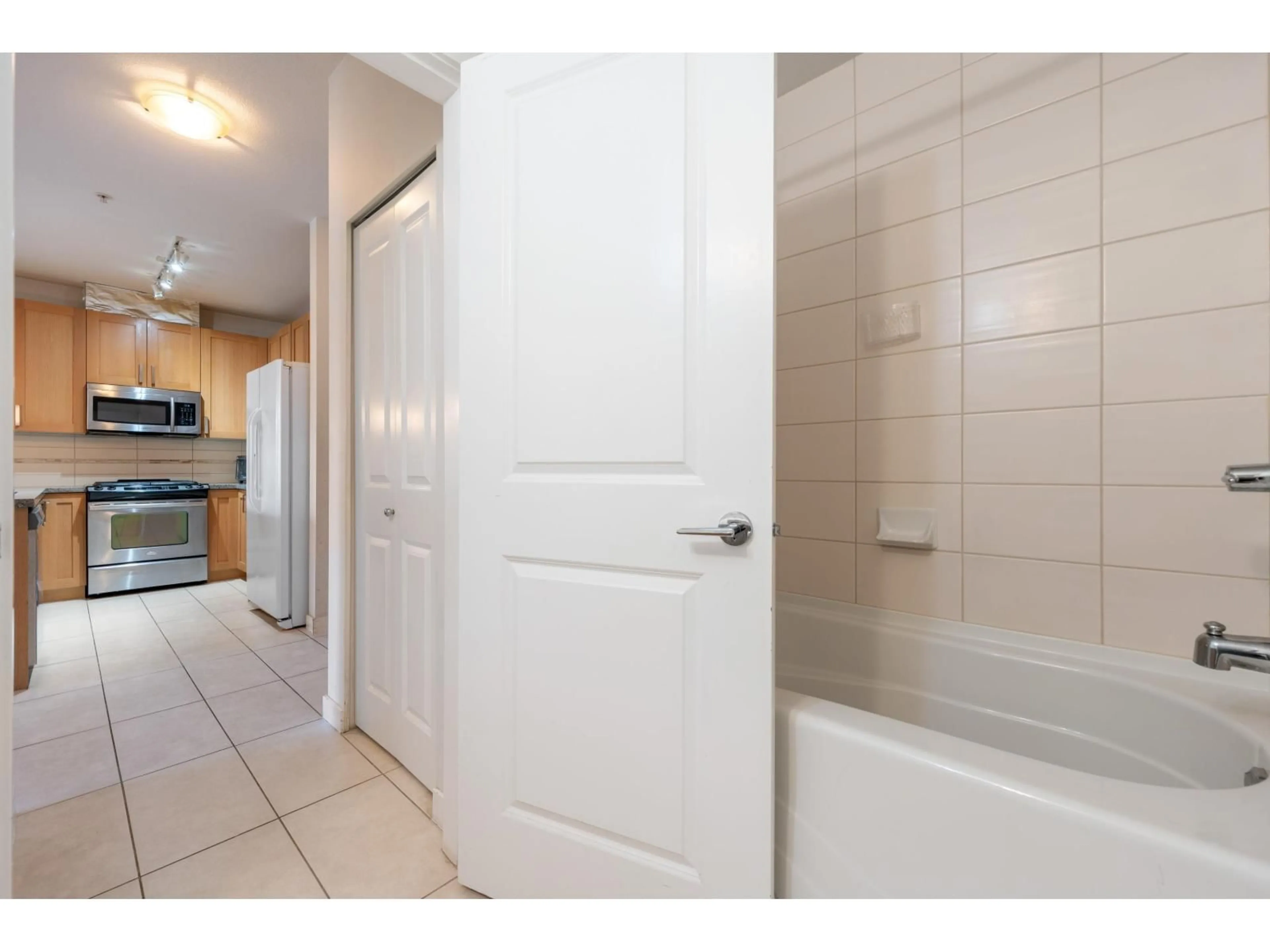 Standard bathroom, ceramic/tile floor for 311 - 15918 26, Surrey British Columbia V3Z5K3