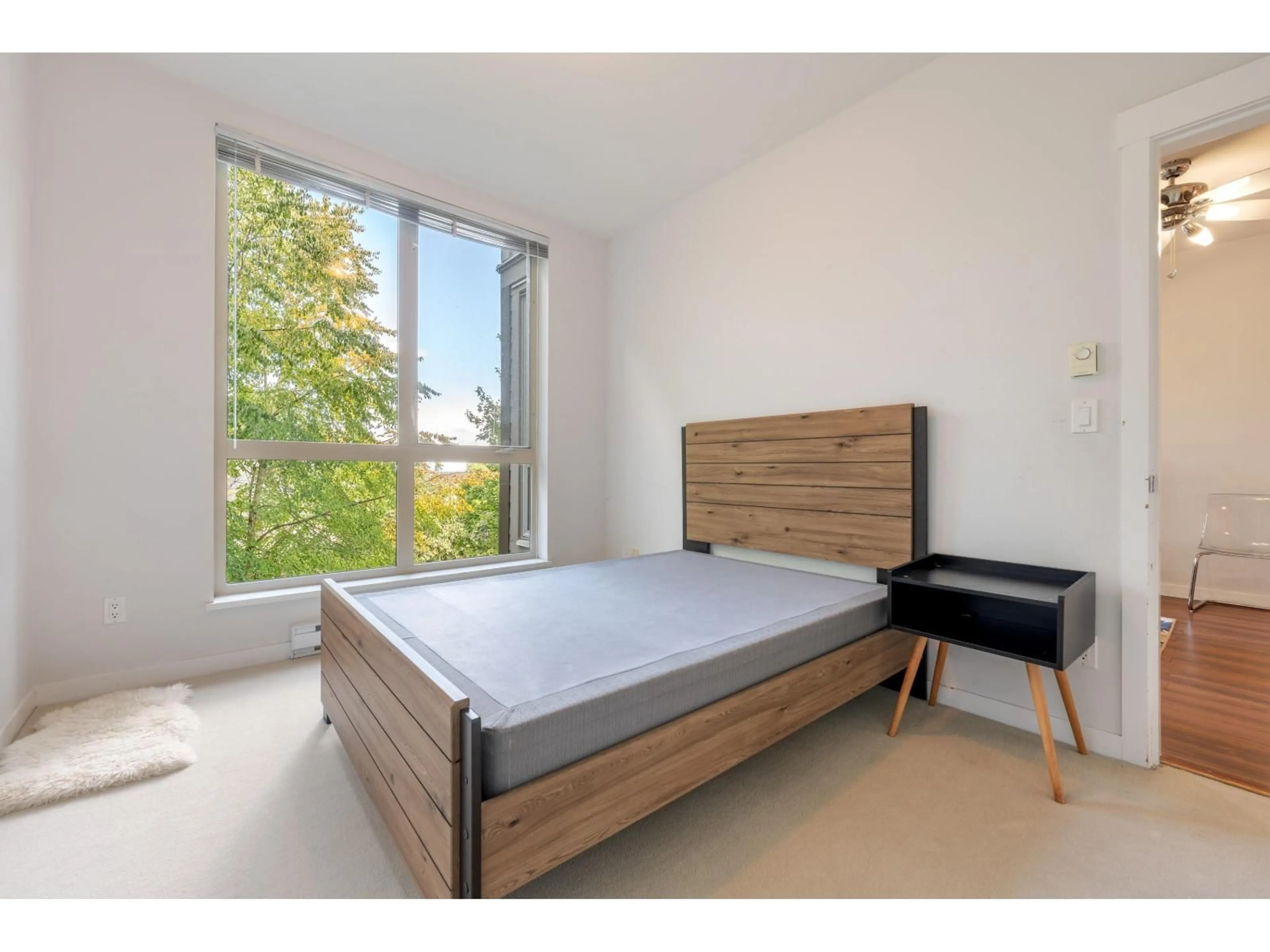 Bedroom with bed, wood/laminate floor for 311 - 15918 26, Surrey British Columbia V3Z5K3