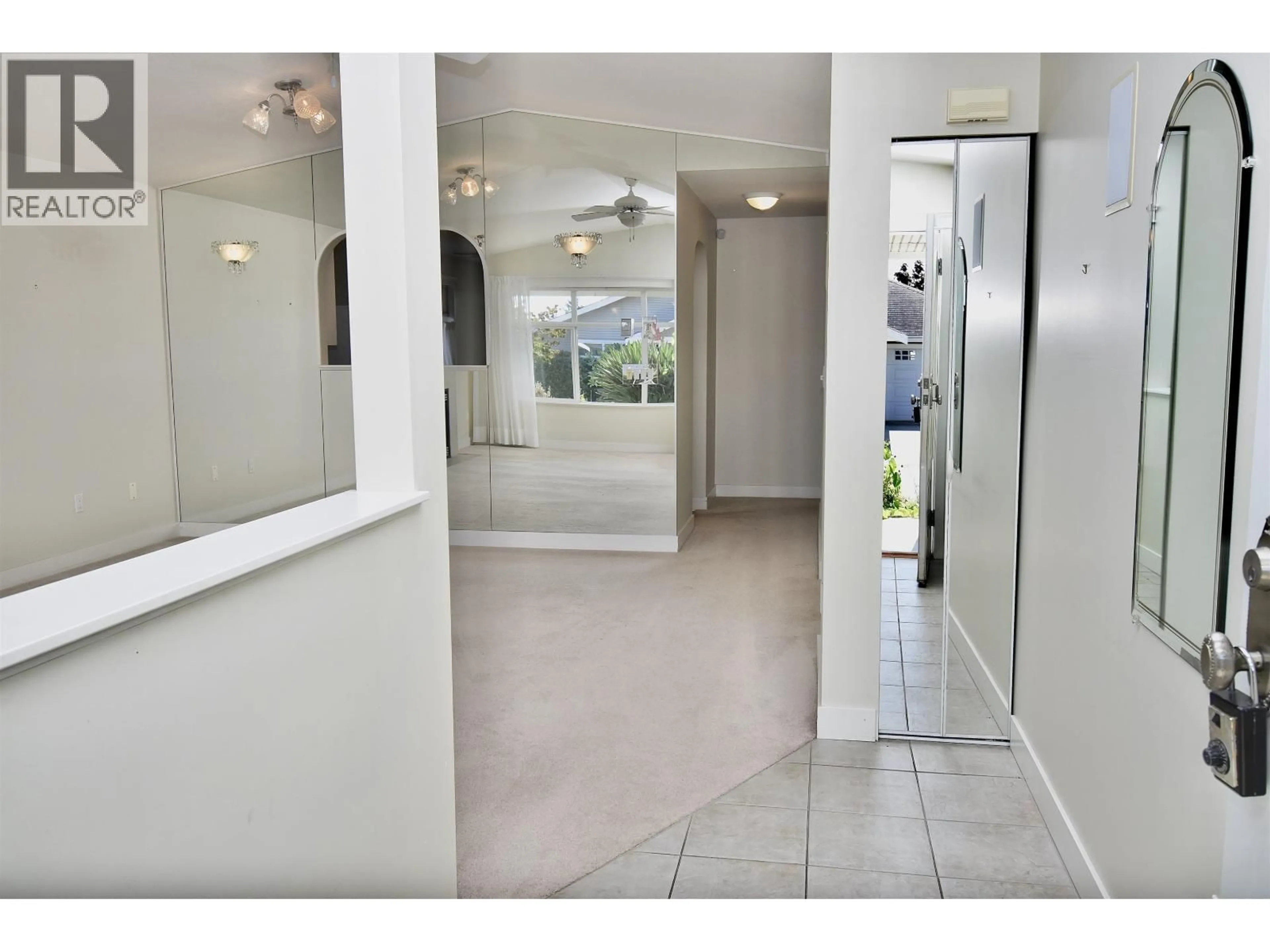 Indoor foyer for 6346 WILLIAMS PLACE, Sechelt British Columbia V7Z0M6