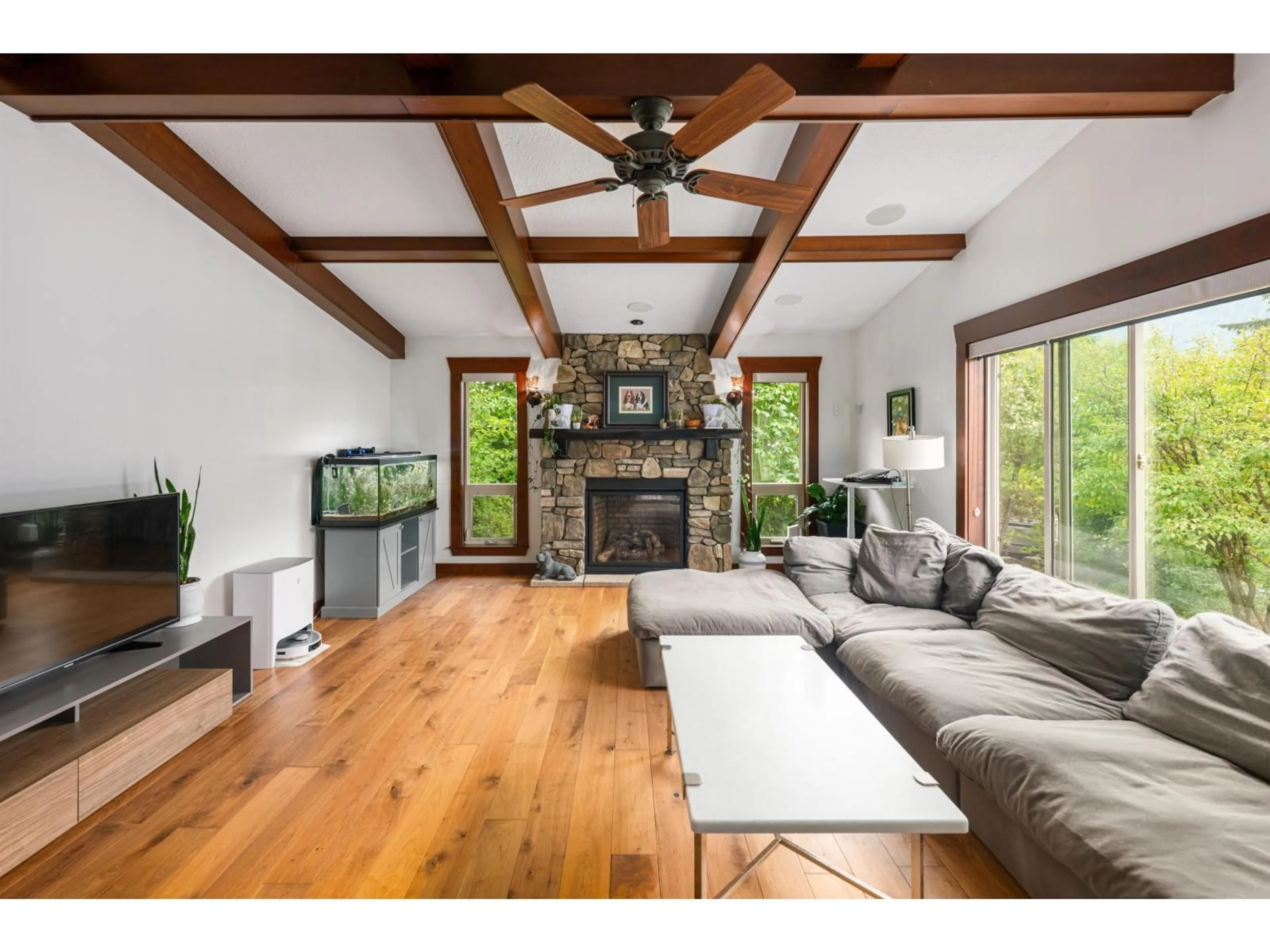 Living room with furniture, wood/laminate floor for 47903 HANSOM ROAD, Chilliwack British Columbia V2R4R9