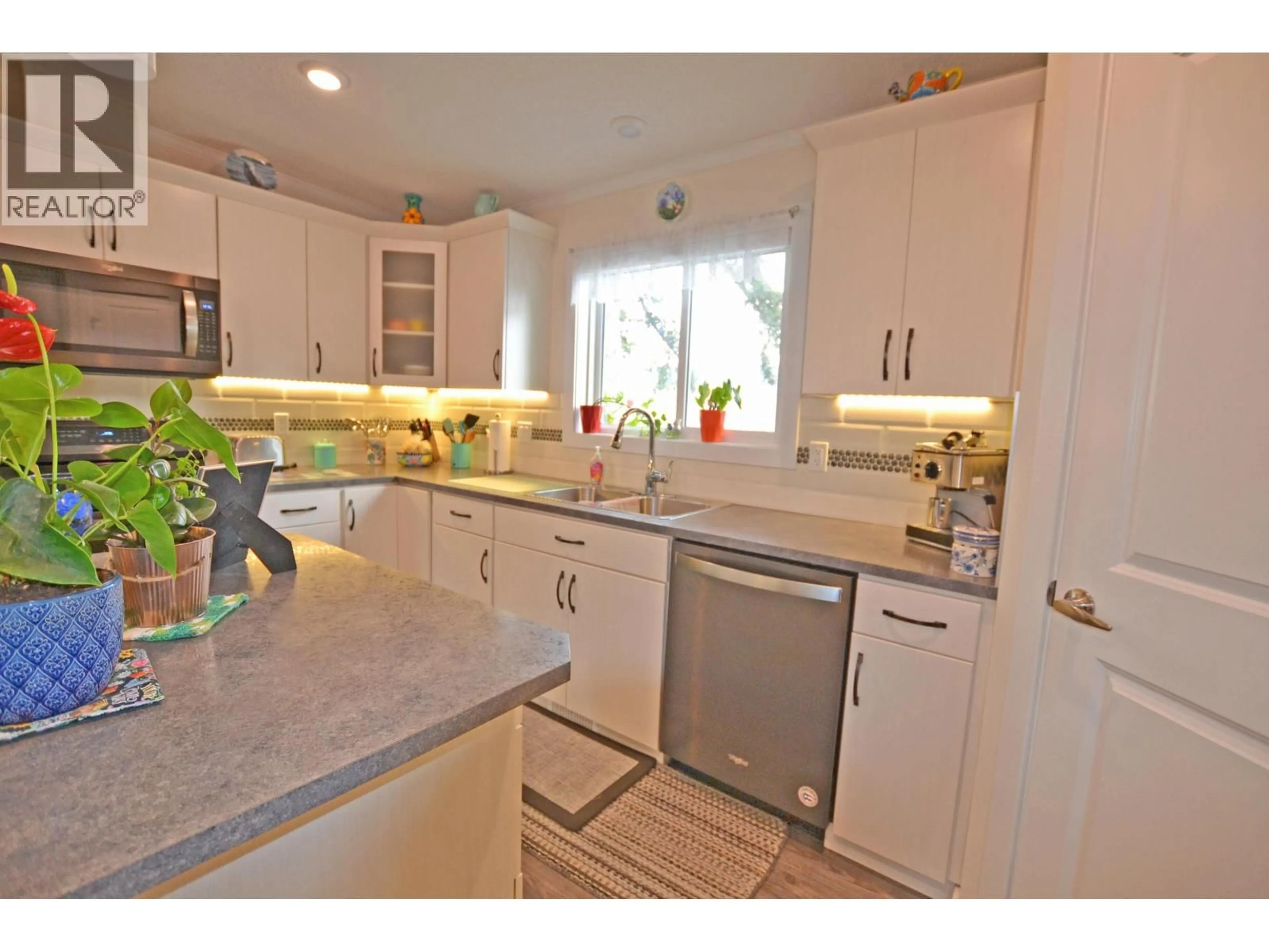 Open concept kitchen, unknown for 31 4072 LAC LA HACHE STATION ROAD, 100 Mile House British Columbia V0K1T0