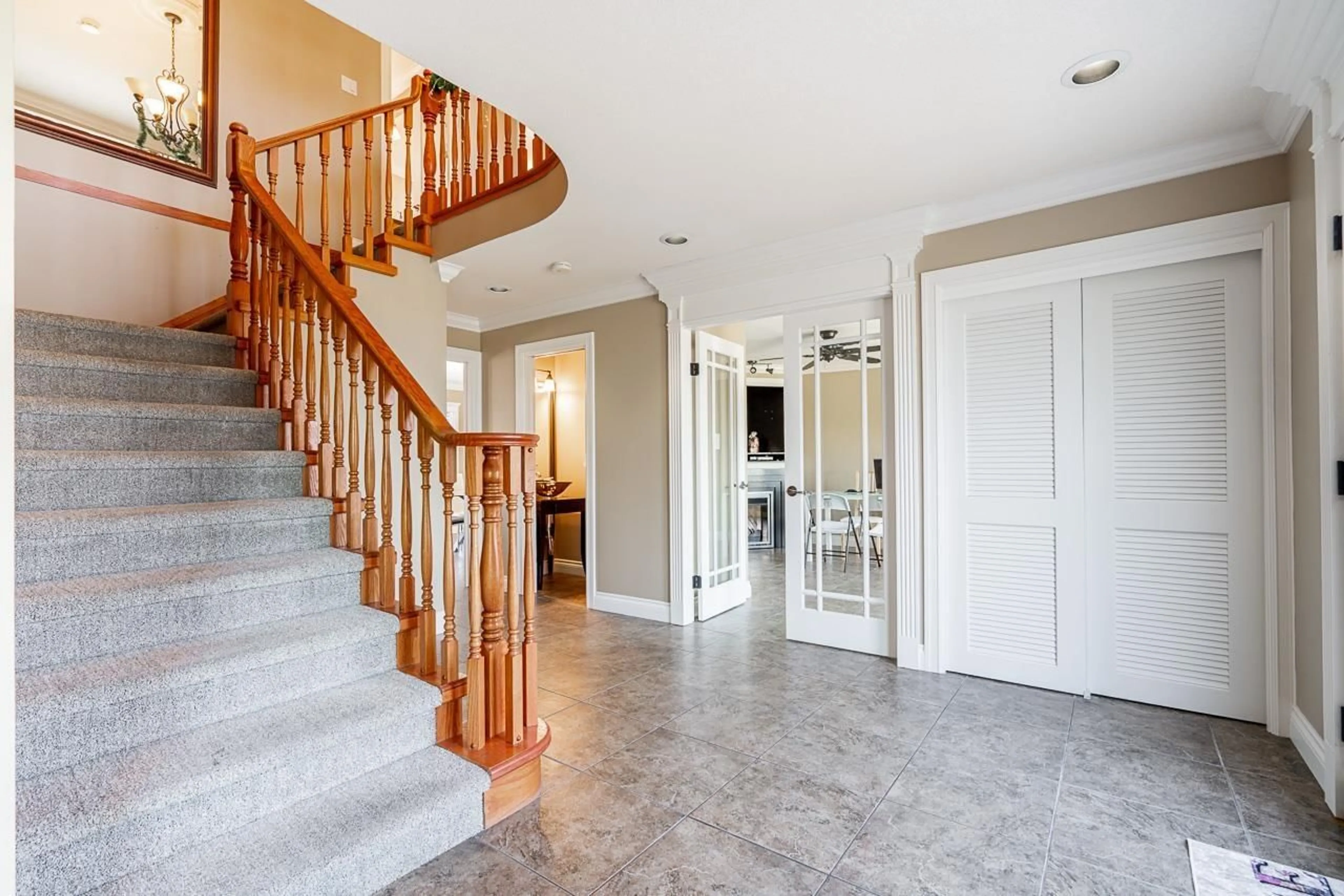 Indoor foyer for 16518 86A, Surrey British Columbia V4N3G7