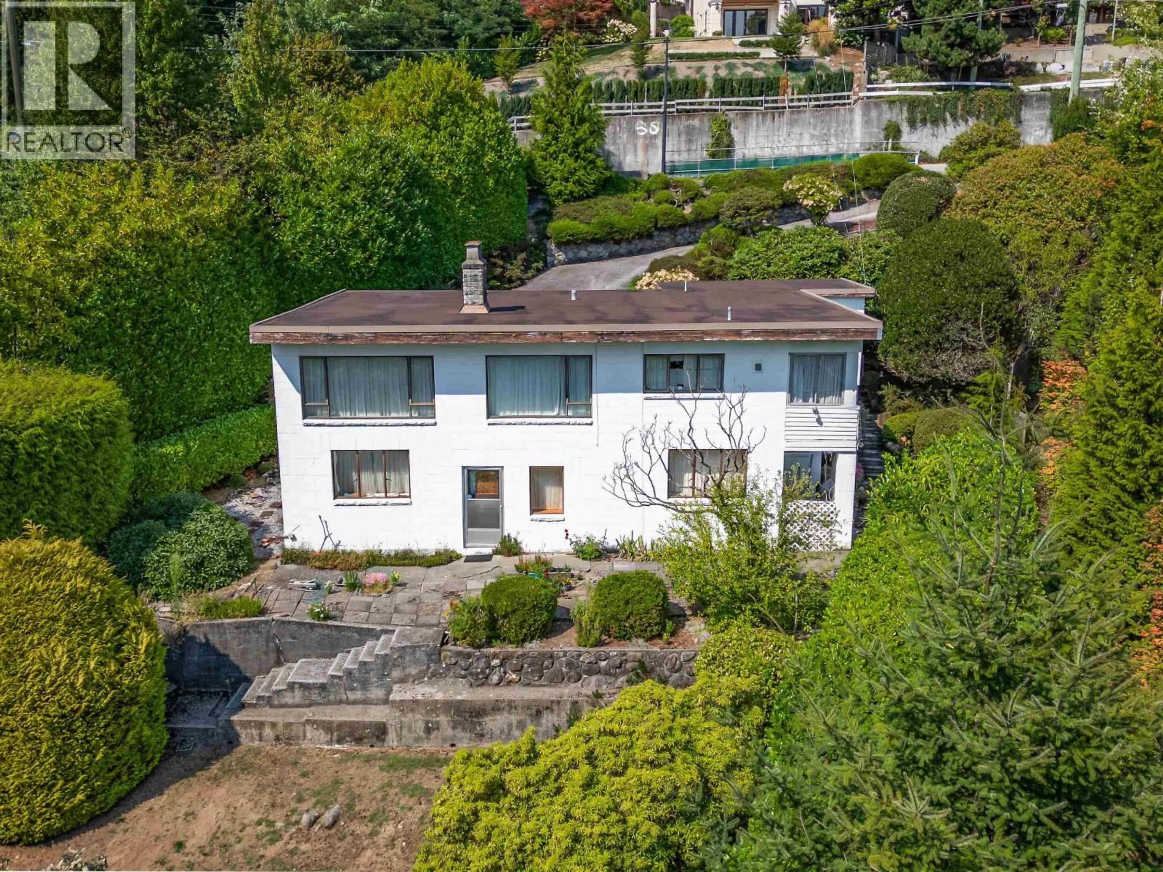A pic from outside/outdoor area/front of a property/back of a property/a pic from drone, unknown for 940 KEITH ROAD, West Vancouver British Columbia V7T1M3