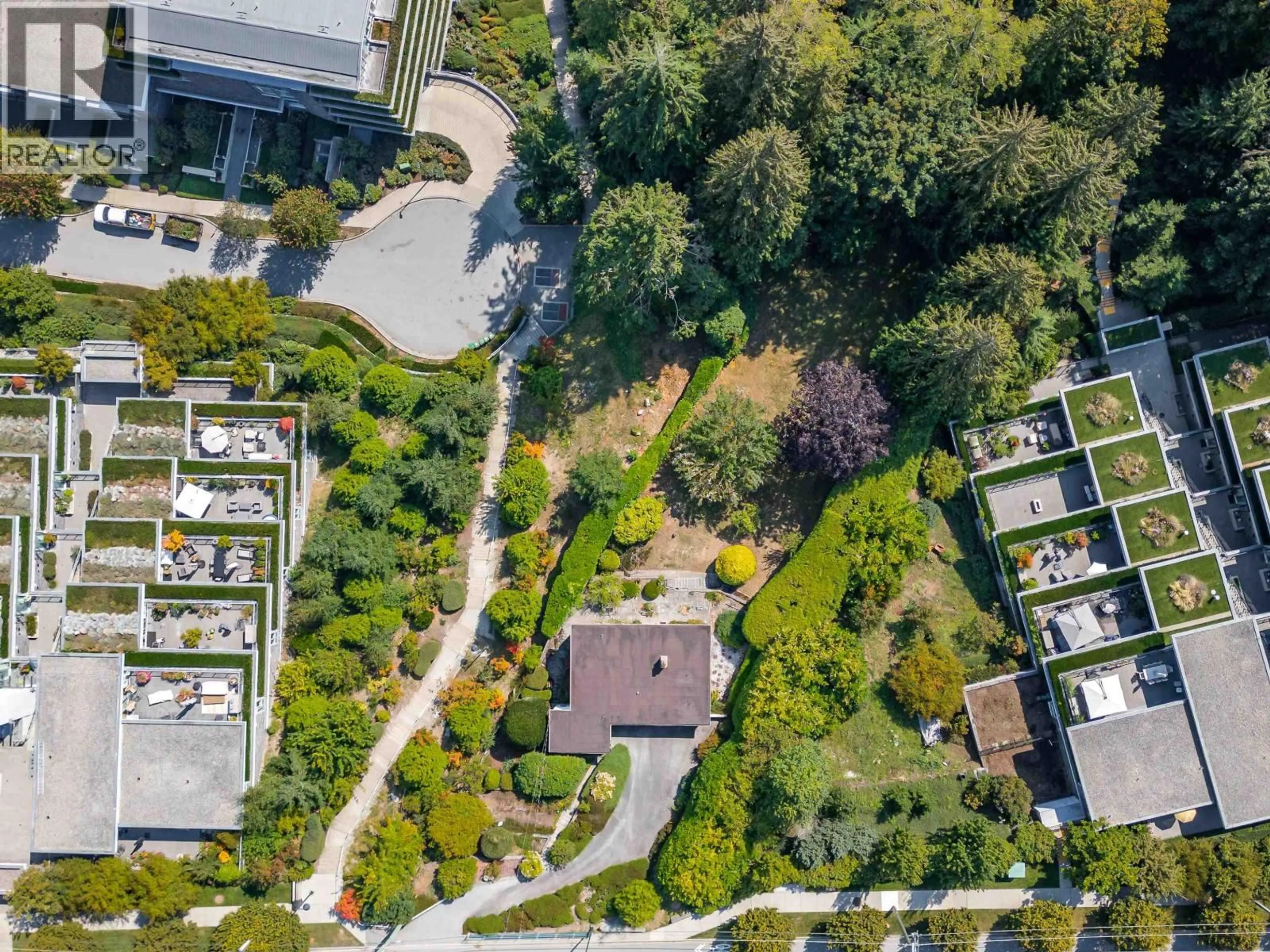 A pic from outside/outdoor area/front of a property/back of a property/a pic from drone, unknown for 940 KEITH ROAD, West Vancouver British Columbia V7T1M3