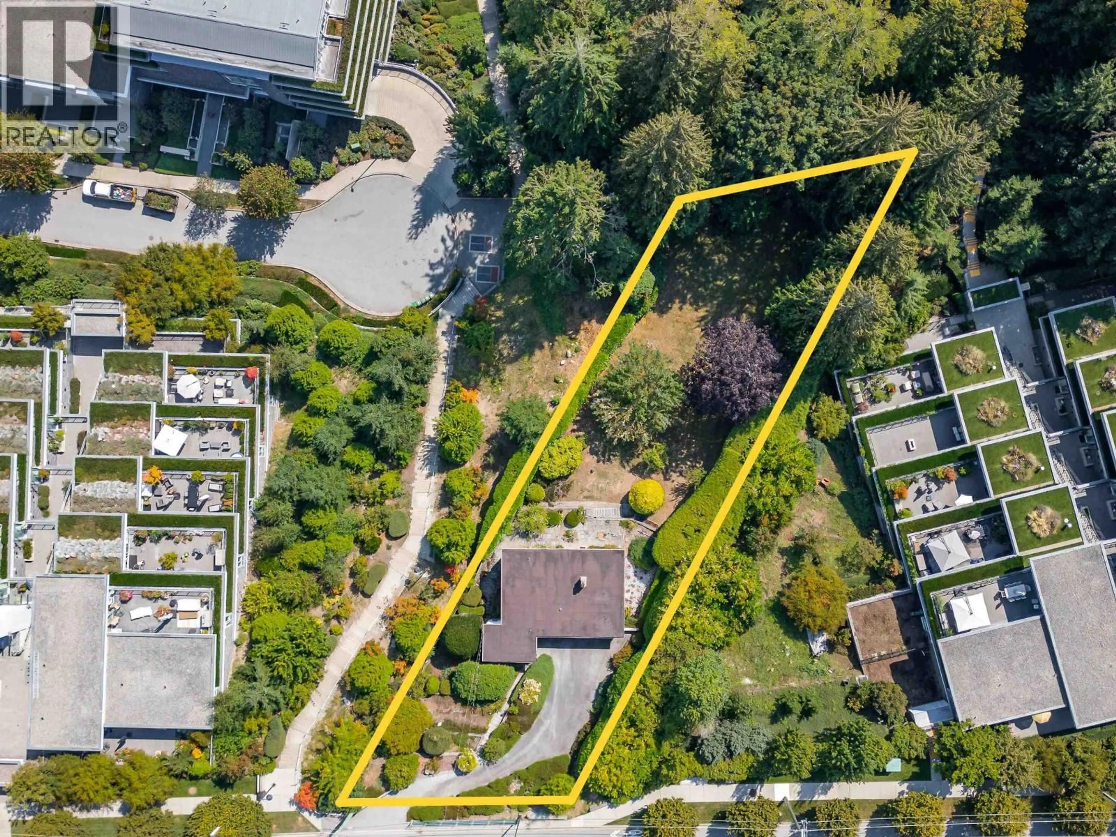 A pic from outside/outdoor area/front of a property/back of a property/a pic from drone, street for 940 KEITH ROAD, West Vancouver British Columbia V7T1M3