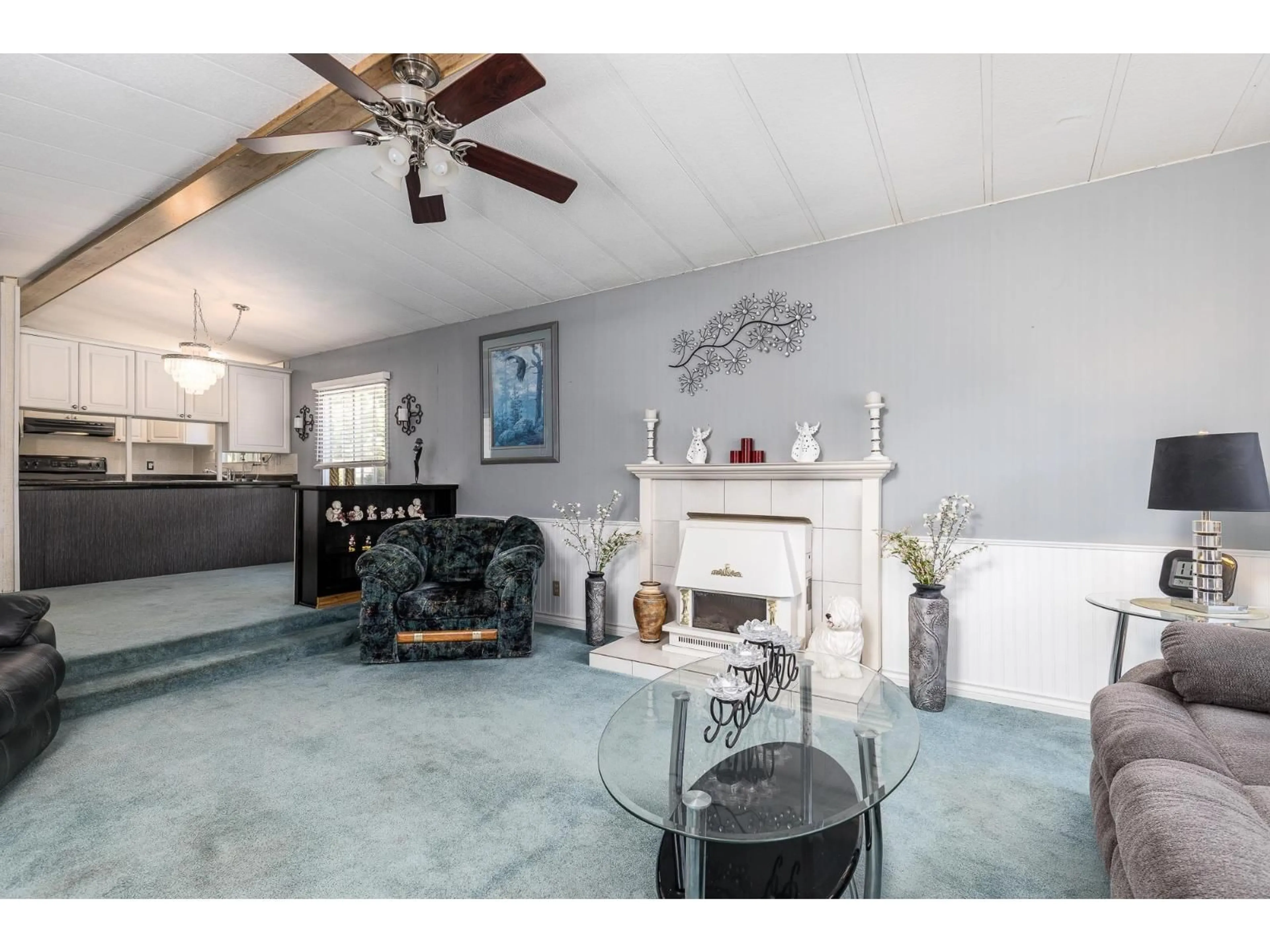 Living room with furniture, ceramic/tile floor for 8 - 2315 198, Langley British Columbia V2Z1Z1