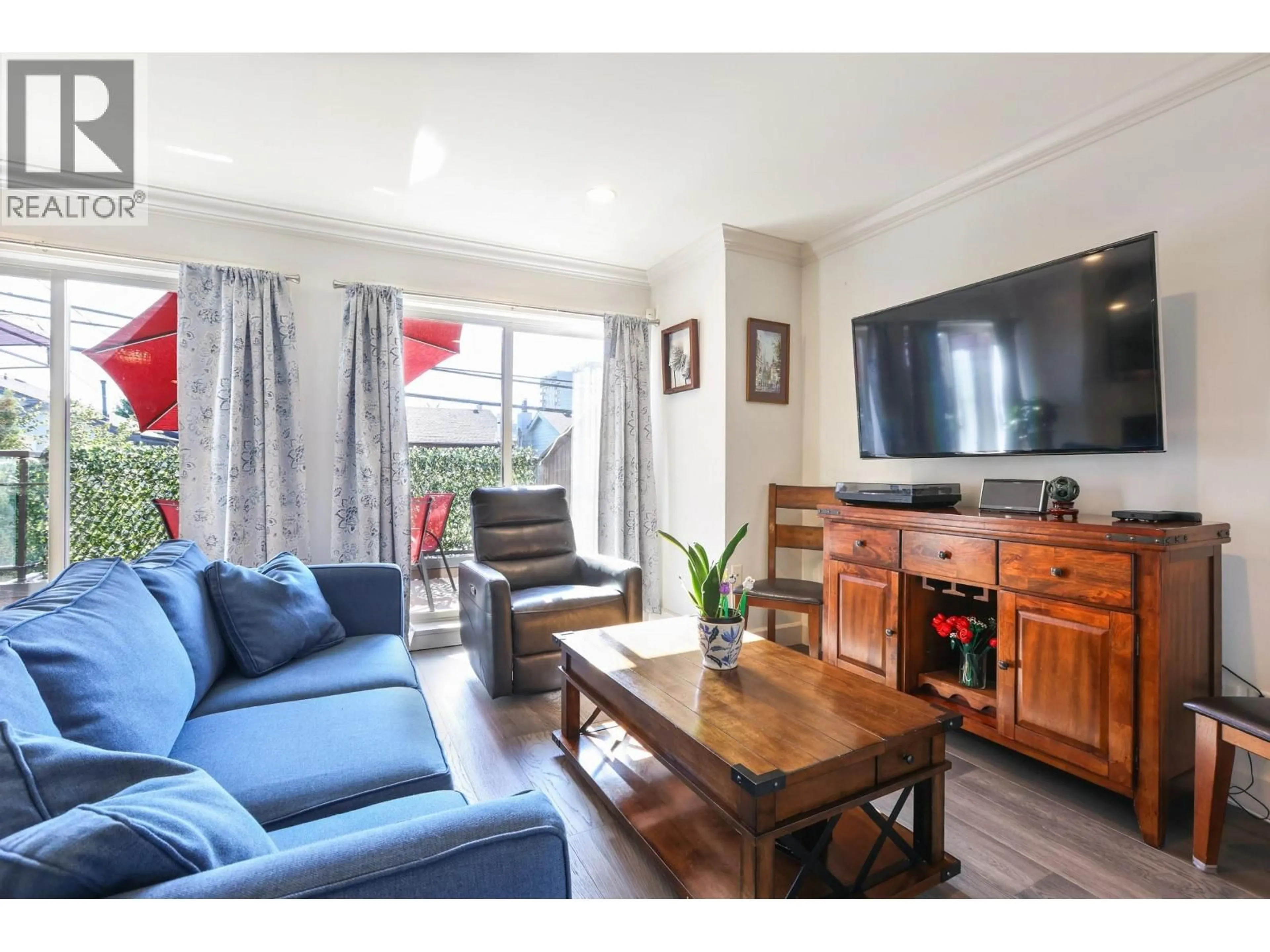 Living room with furniture, wood/laminate floor for 4 - 215 4TH STREET, North Vancouver British Columbia V7L1J1