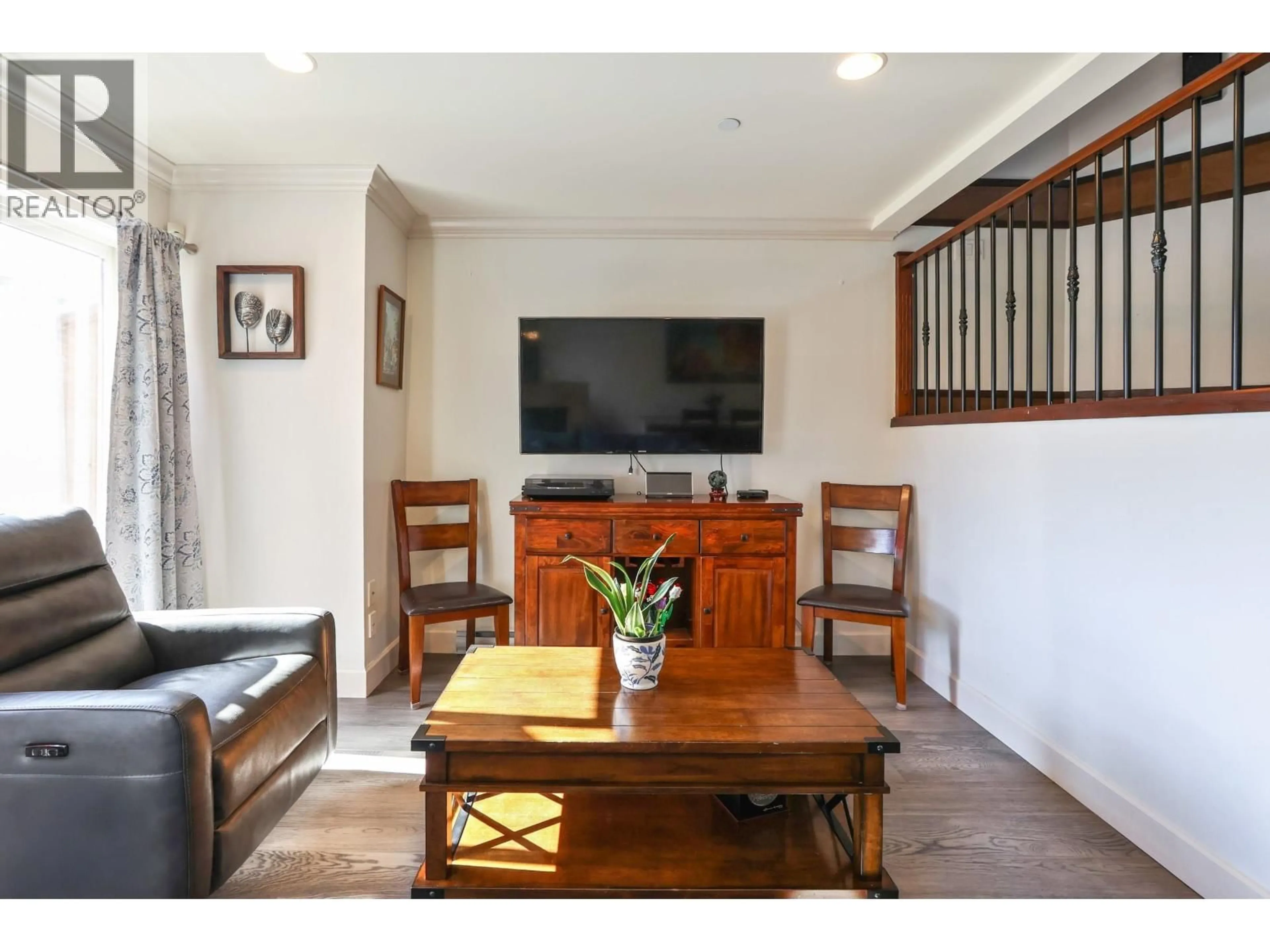 Living room with furniture, wood/laminate floor for 4 - 215 4TH STREET, North Vancouver British Columbia V7L1J1