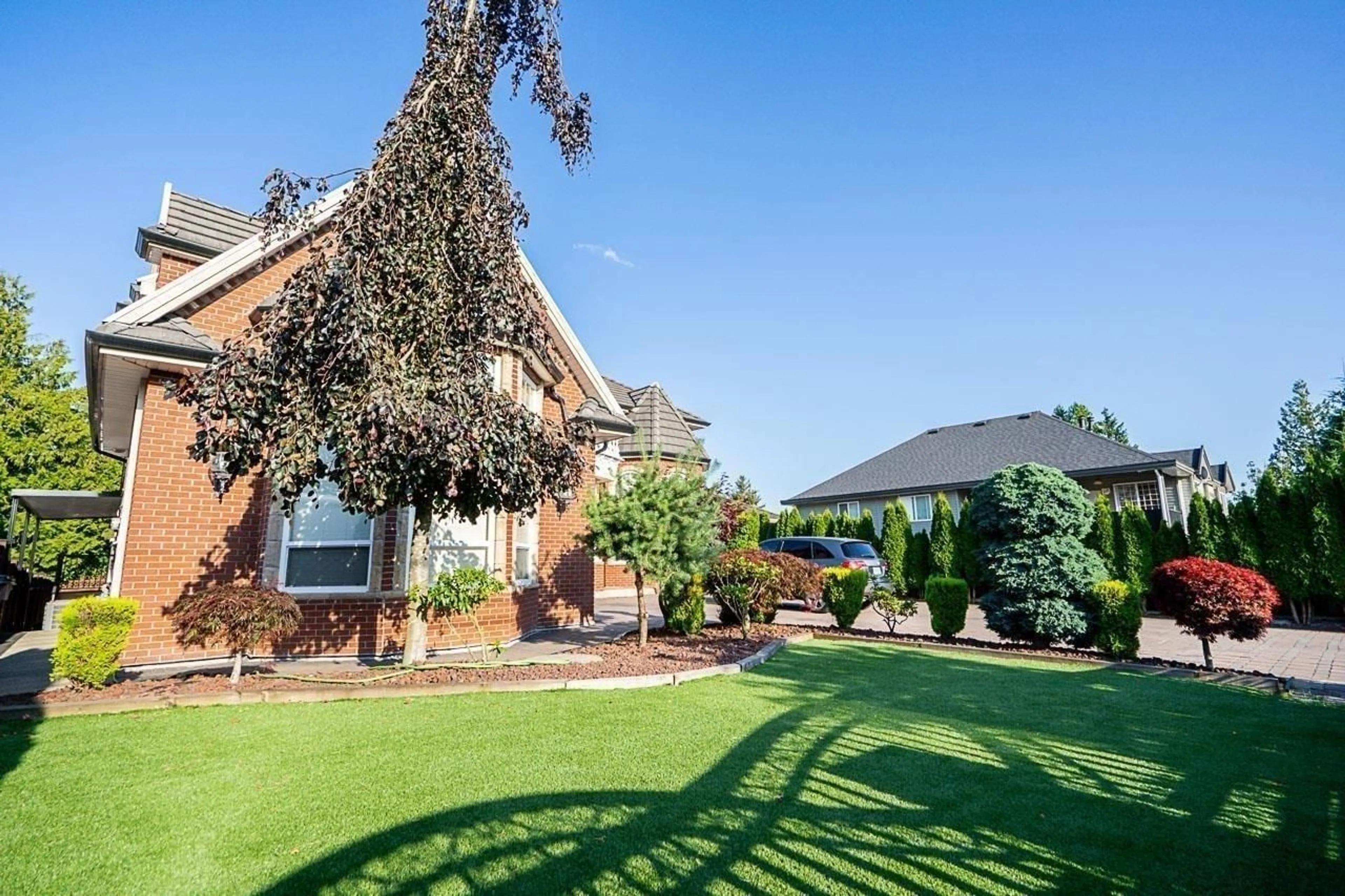 A pic from outside/outdoor area/front of a property/back of a property/a pic from drone, unknown for 9316 125, Surrey British Columbia V3V4X6