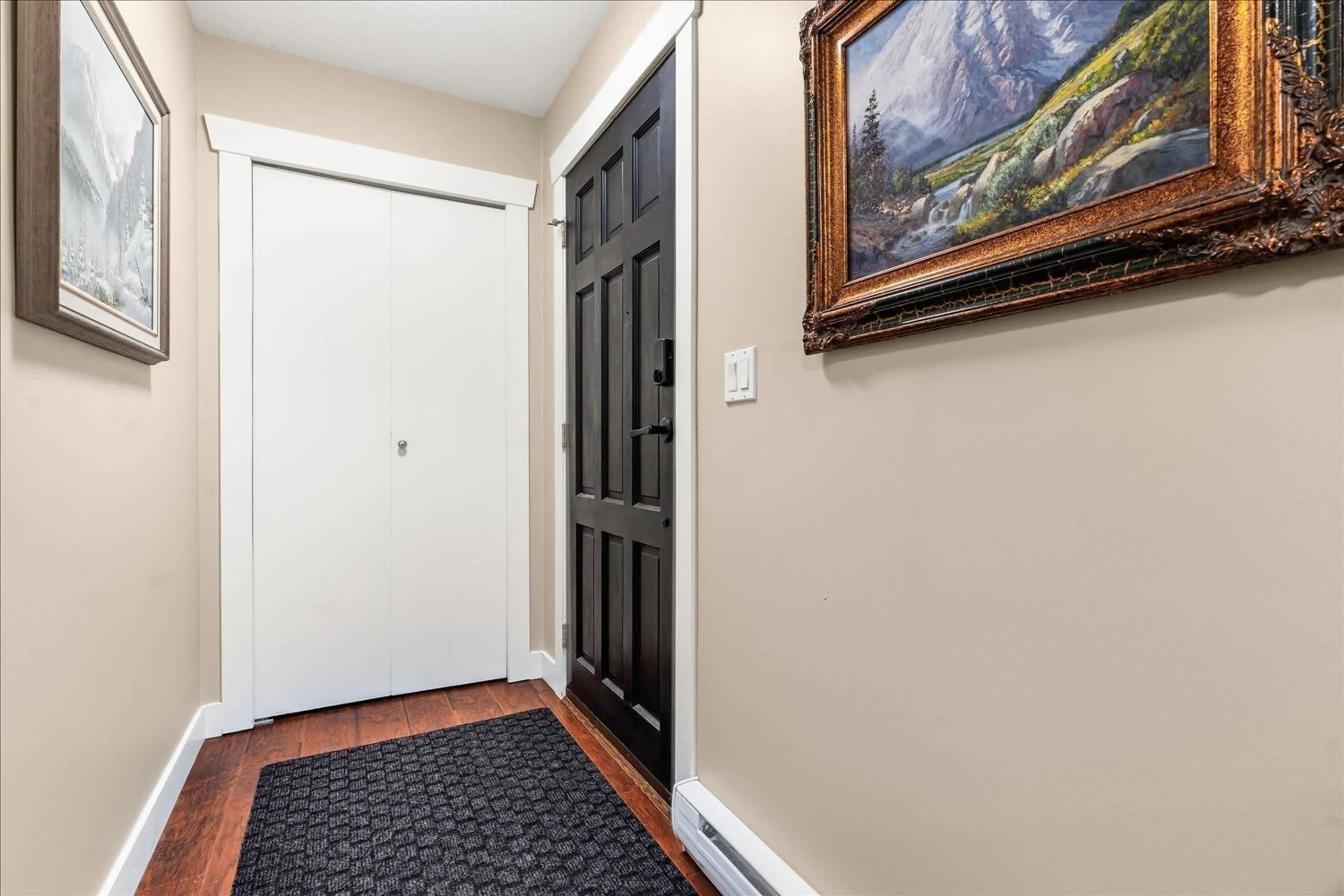 Indoor entryway for 1 - 33136 MILL LAKE, Abbotsford British Columbia V2S2A5