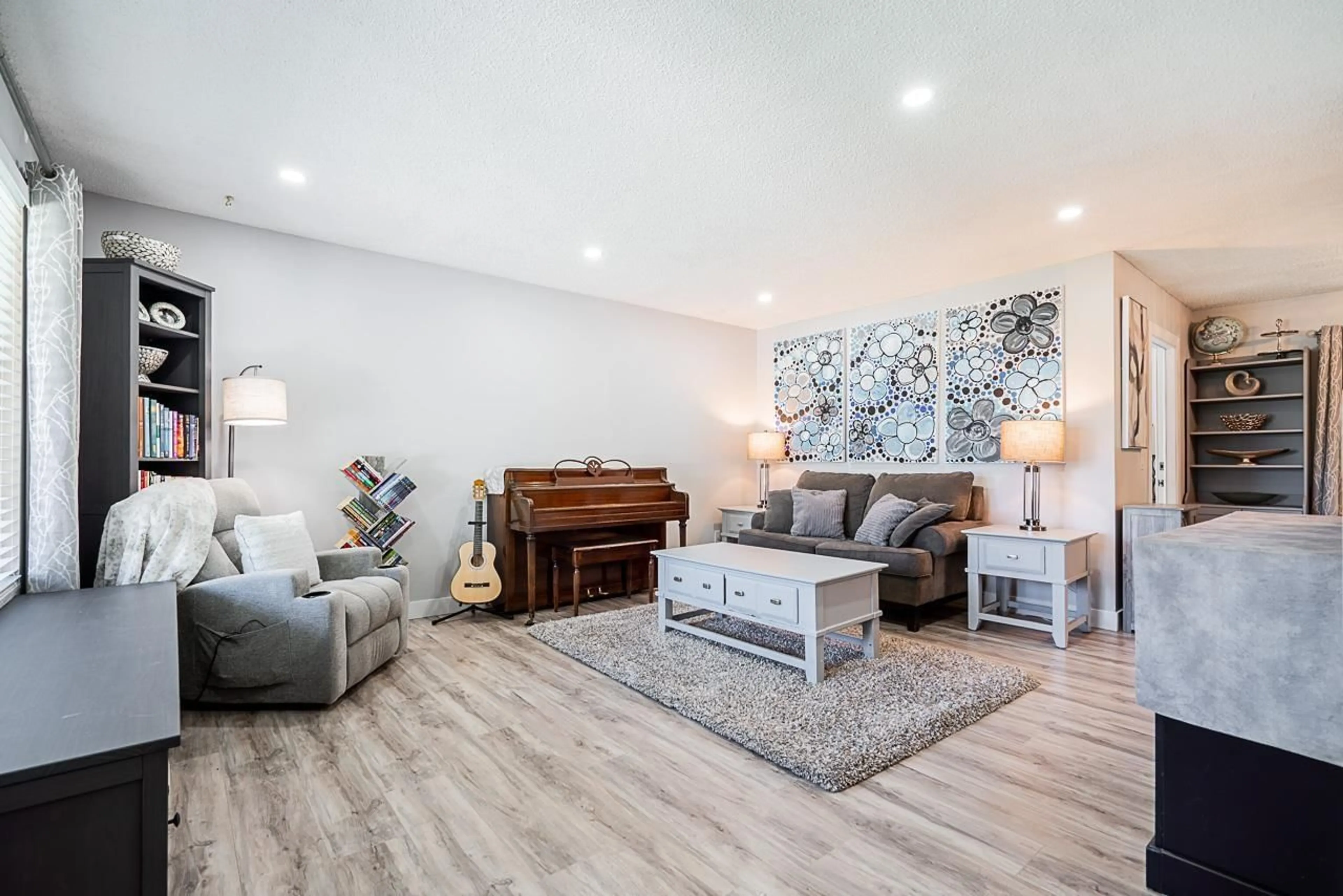 Living room with furniture, wood/laminate floor for 6669 129, Surrey British Columbia V3W8Y1