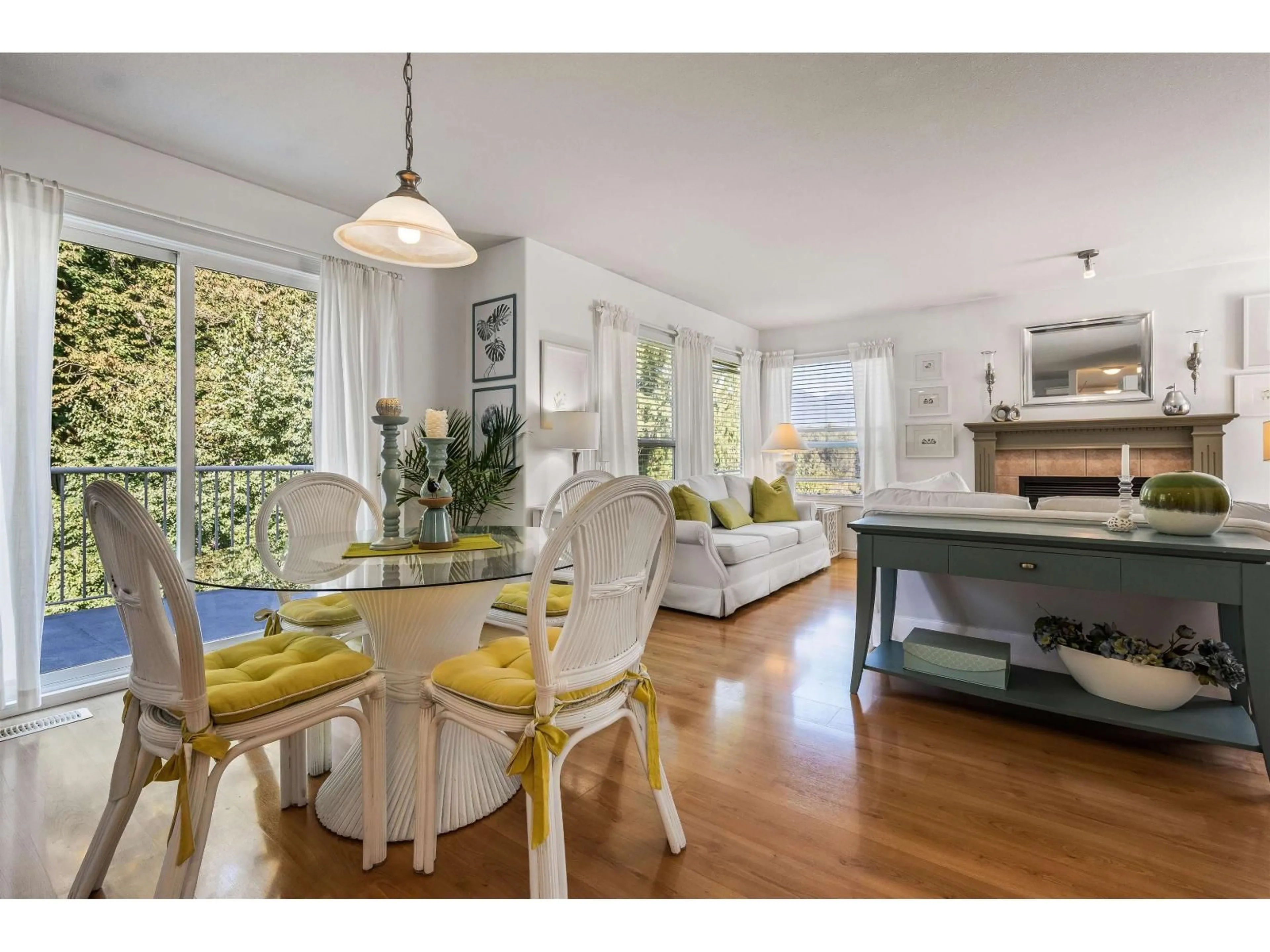 Dining room, wood/laminate floor for 114 - 43995 CHILLIWACK MOUNTAIN ROAD, Chilliwack British Columbia V2R5M1