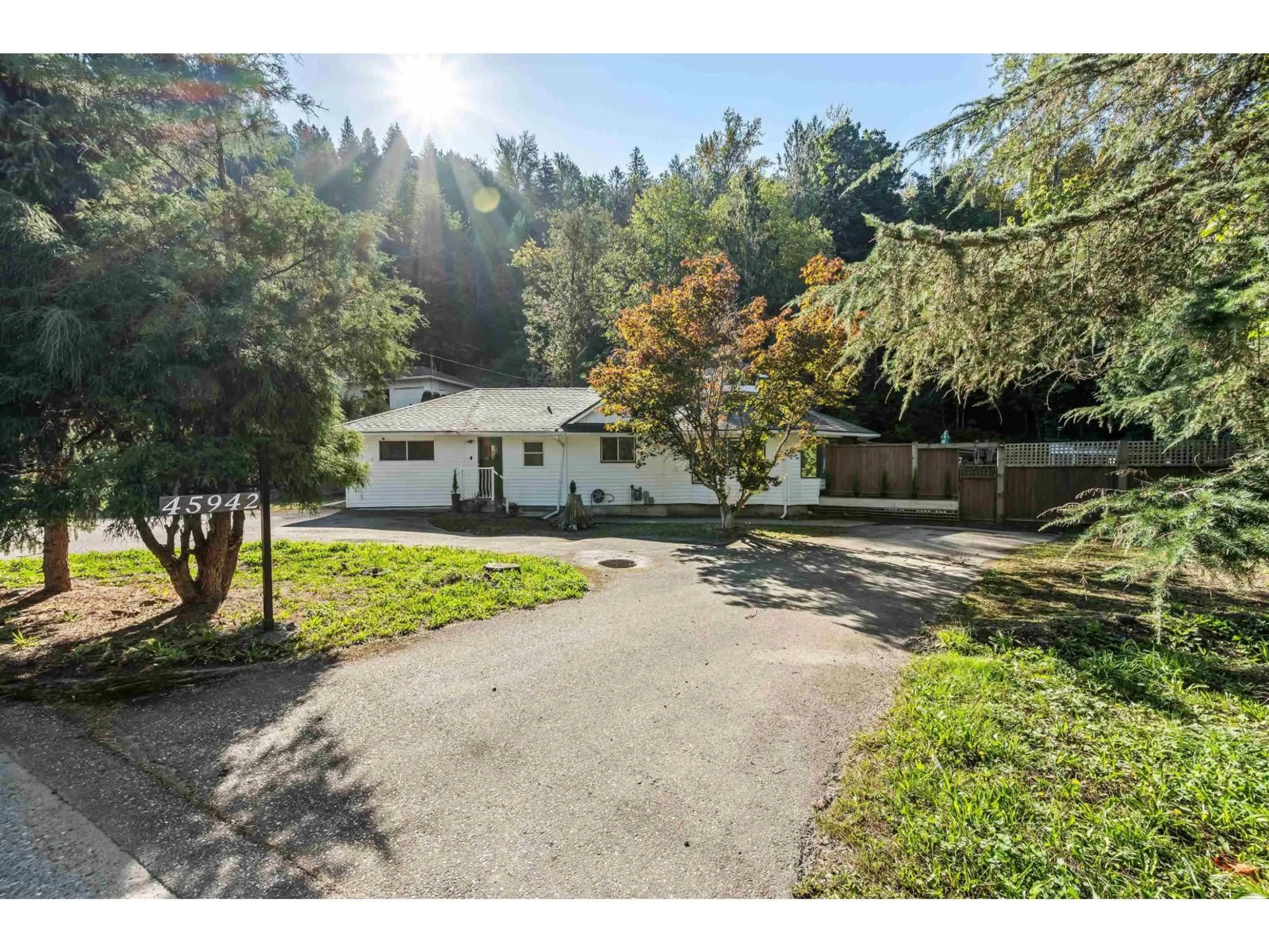 A pic from outside/outdoor area/front of a property/back of a property/a pic from drone, unknown for 45942 SLEEPY HOLLOW ROAD, Cultus Lake British Columbia V2R5A8