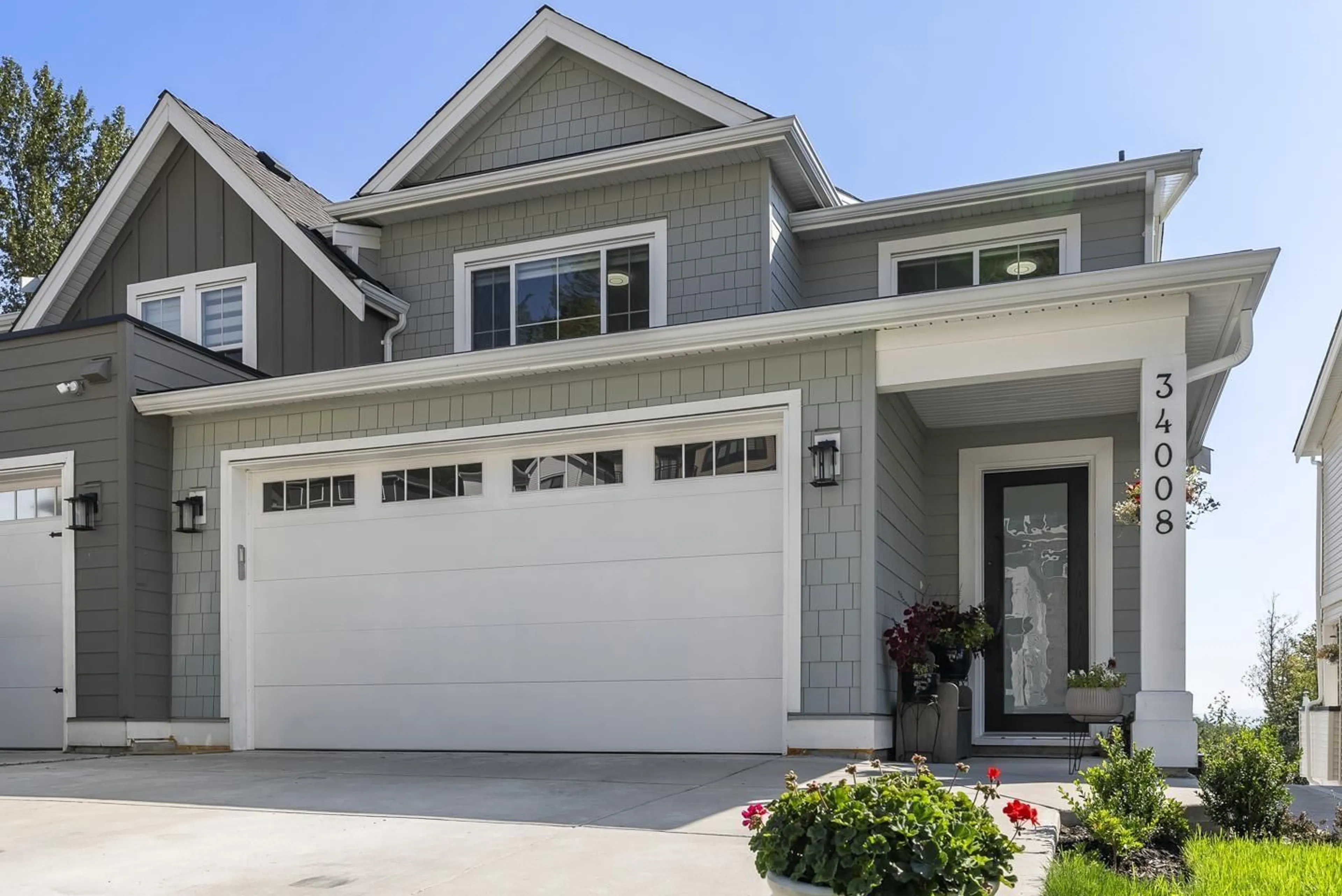 Home with vinyl exterior material, street for 34008 BARKER, Mission British Columbia V2V6B2