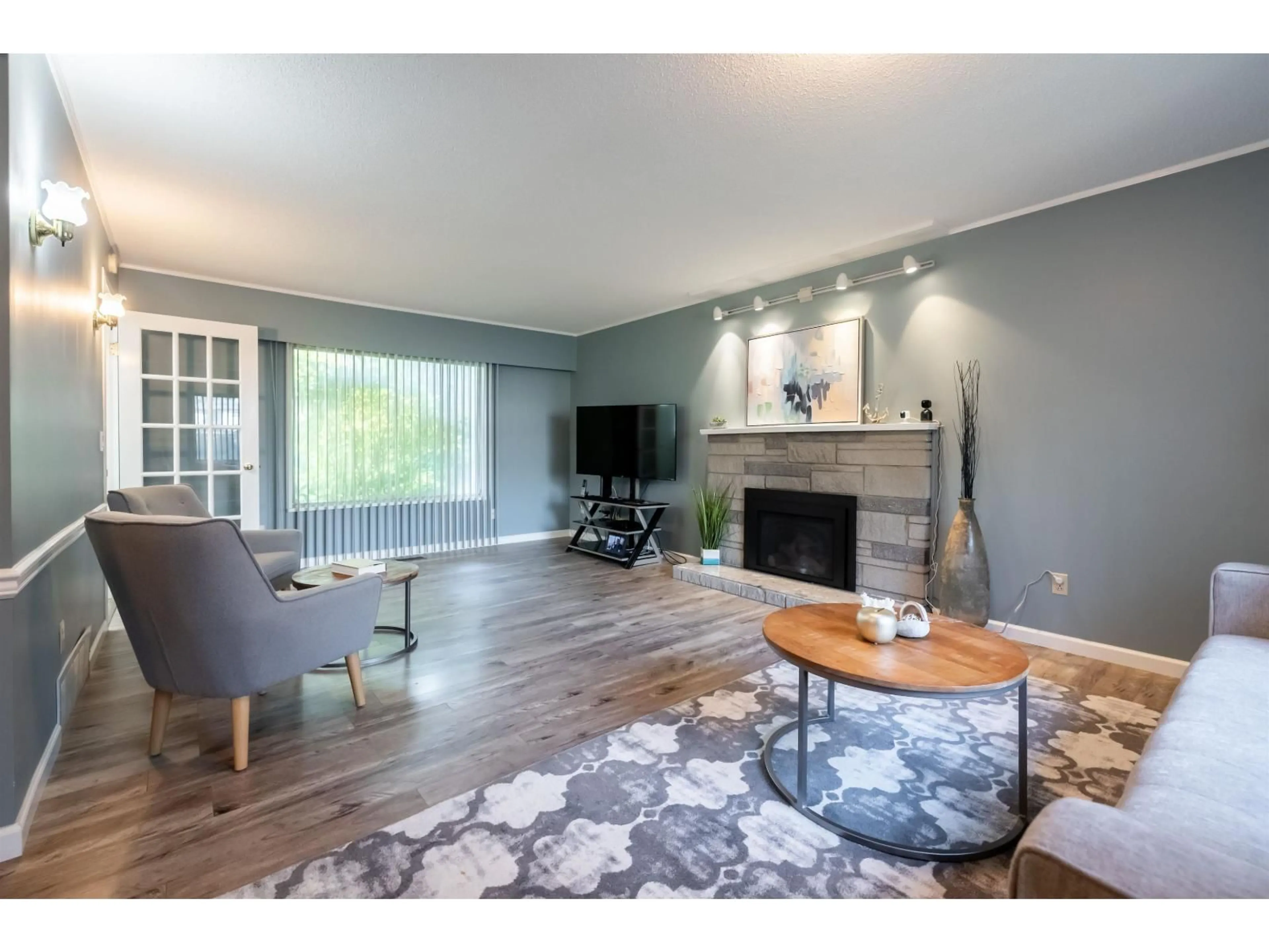 Living room with furniture, wood/laminate floor for 9487 118, Delta British Columbia V4C6J3