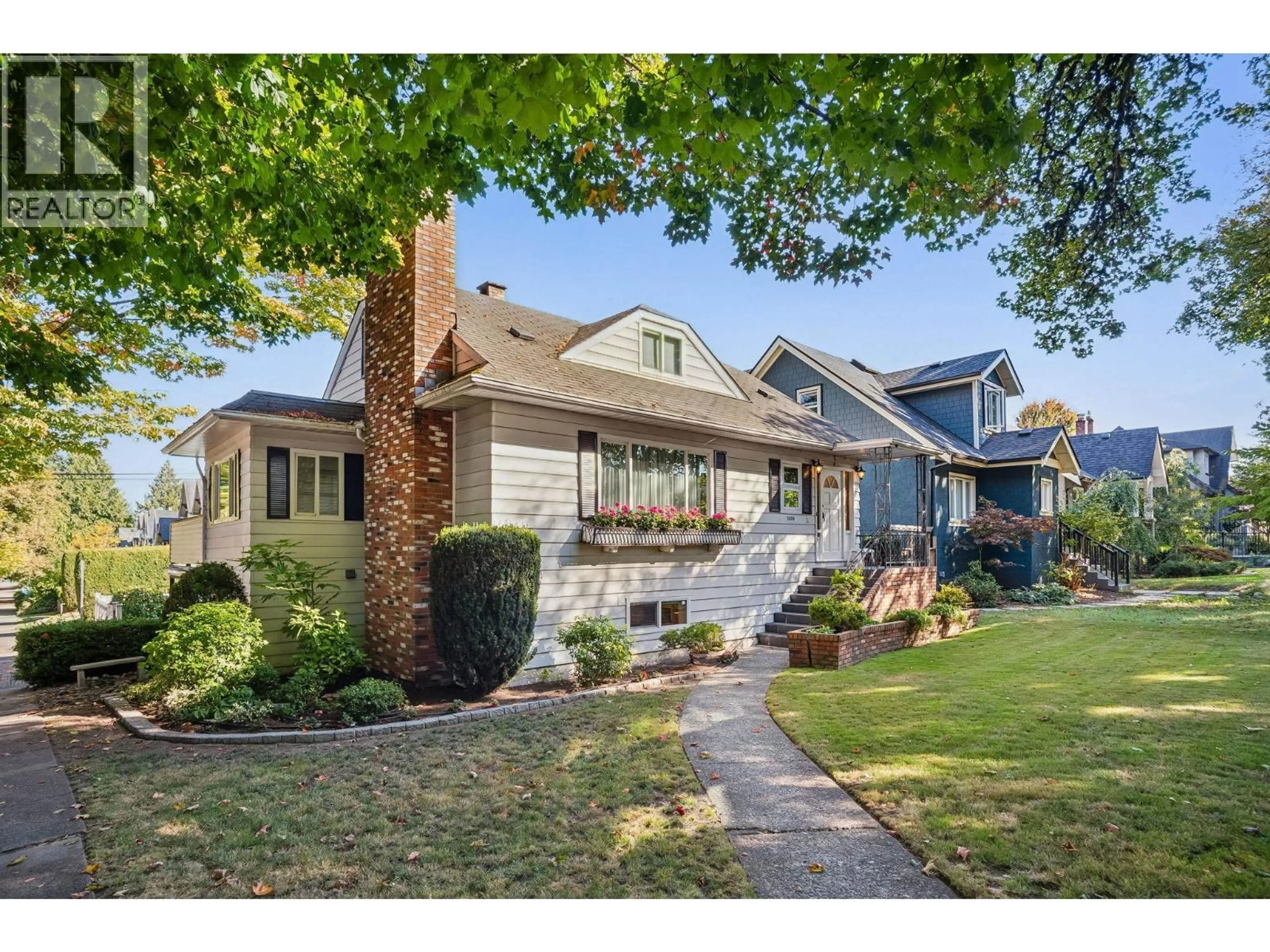 Home with vinyl exterior material, street for 1506 KAMLOOPS STREET, Vancouver British Columbia V5K3W2