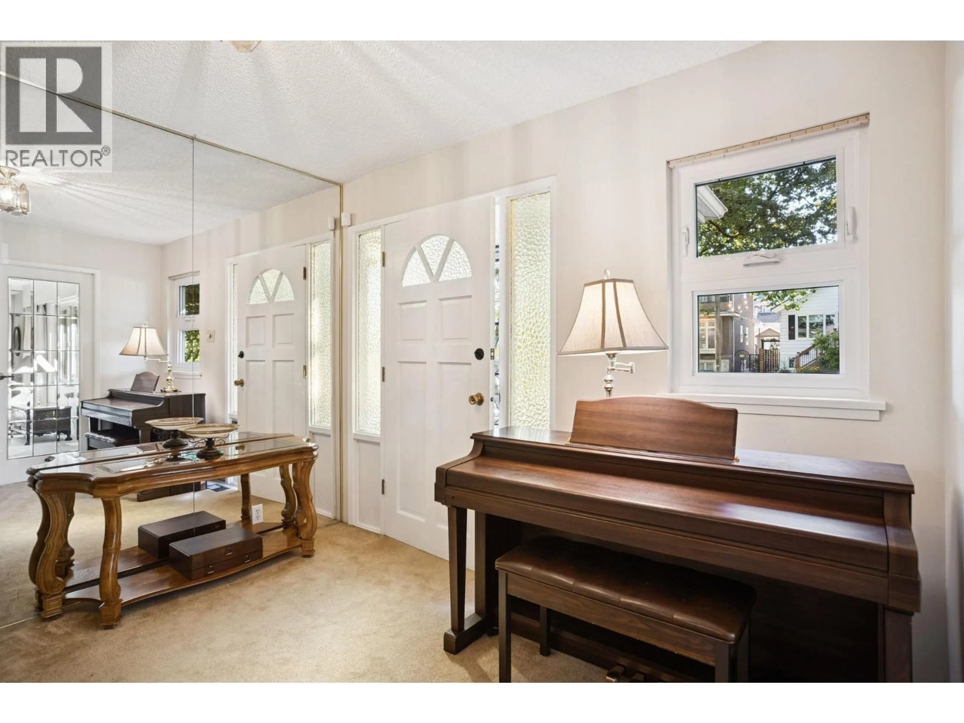 Indoor entryway for 1506 KAMLOOPS STREET, Vancouver British Columbia V5K3W2
