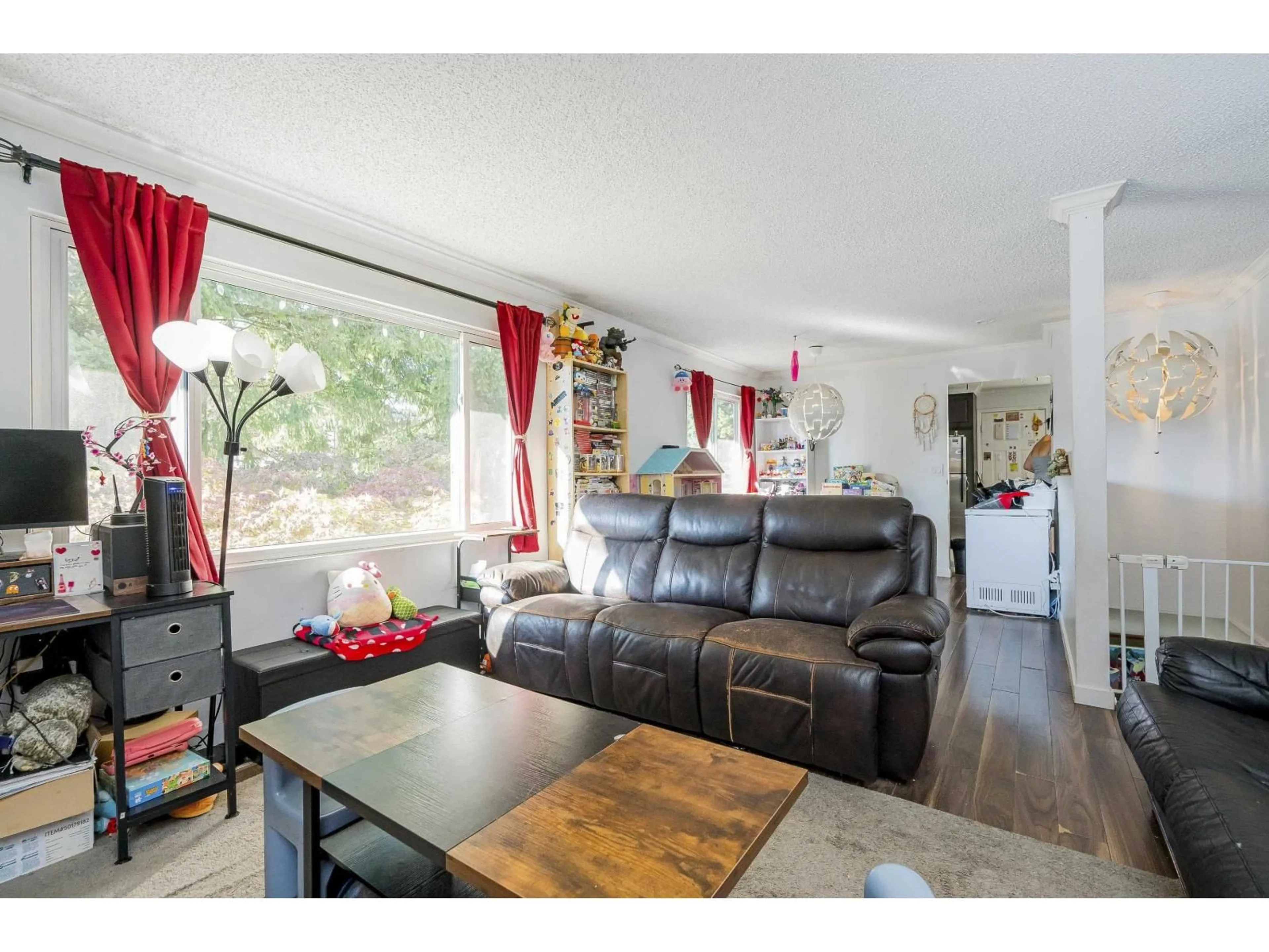 Living room with furniture, wood/laminate floor for 12891 69, Surrey British Columbia V3W6W3