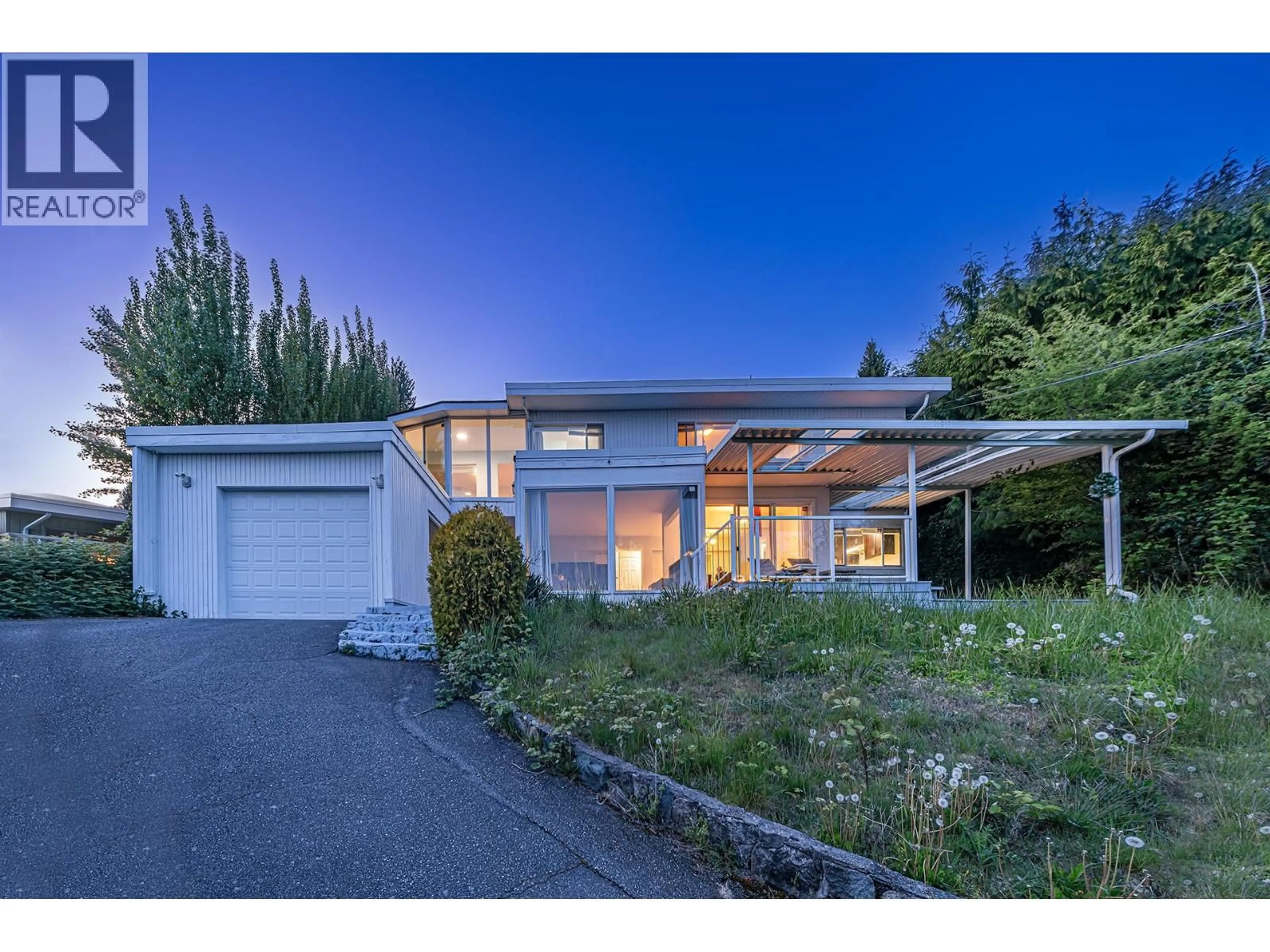 A pic from outside/outdoor area/front of a property/back of a property/a pic from drone, street for 2365 QUEENS AVENUE, West Vancouver British Columbia V7V2Y7