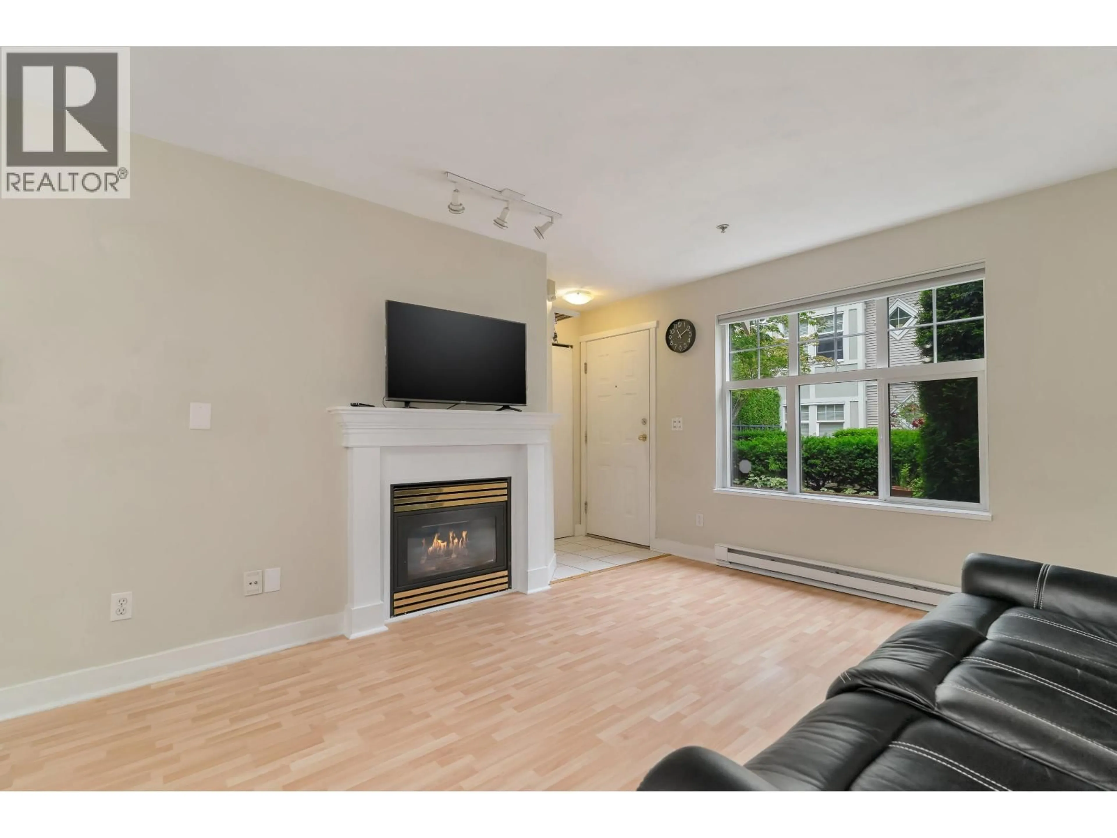 Living room with furniture, unknown for 16 - 7071 EDMONDS STREET, Burnaby British Columbia V3N1A3