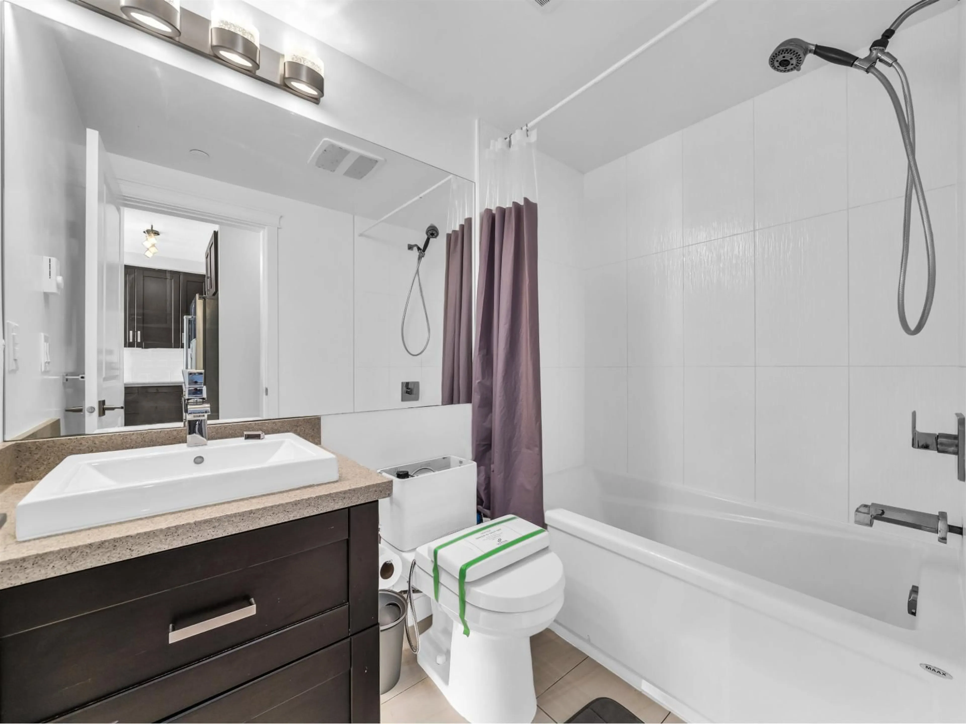 Standard bathroom, unknown for 3109 - 11967 80, Delta British Columbia V4C0E2