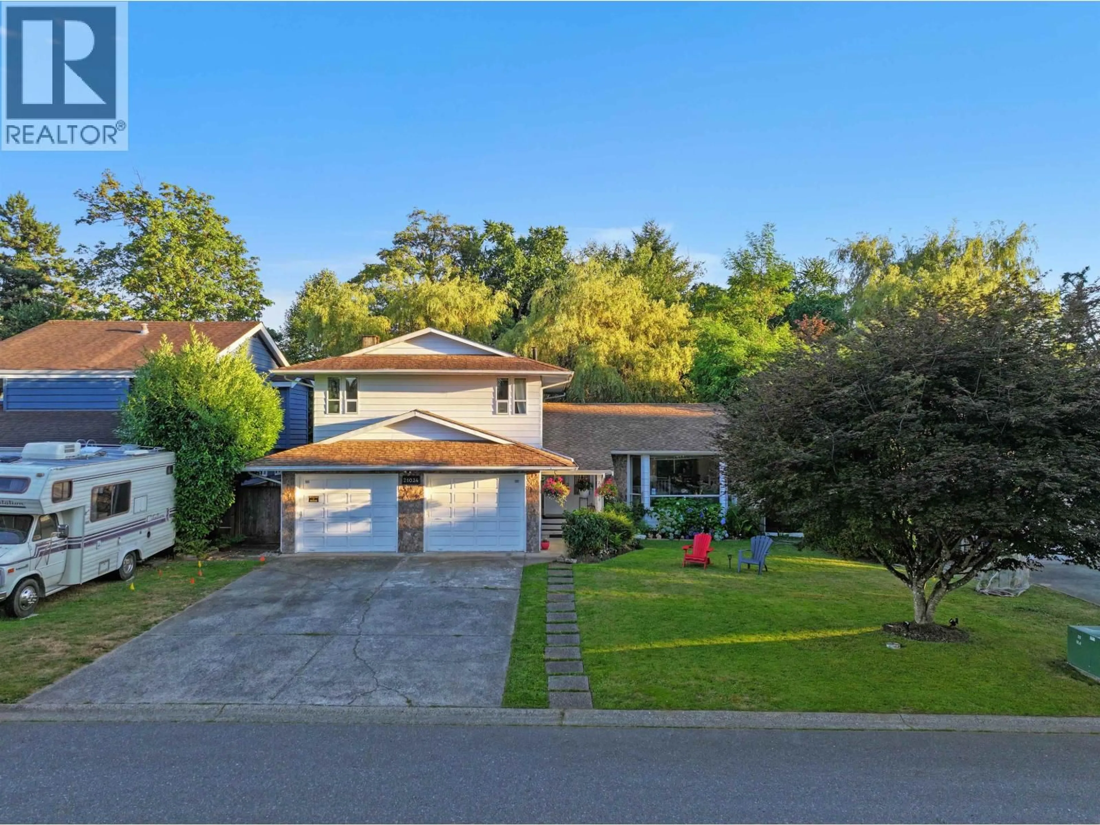 A pic from outside/outdoor area/front of a property/back of a property/a pic from drone, street for 21034 BARKER AVENUE, Maple Ridge British Columbia V2X8R6