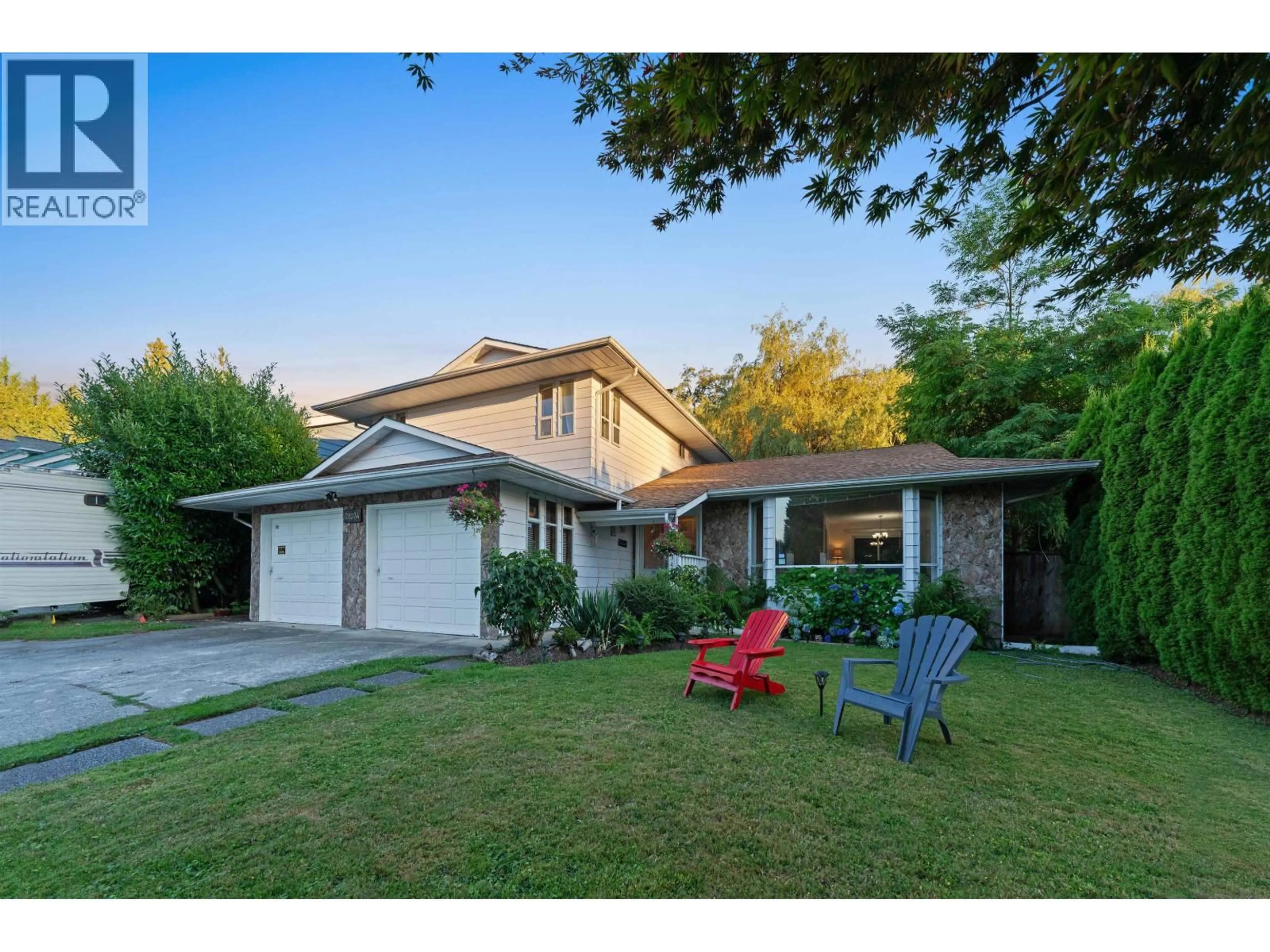 A pic from outside/outdoor area/front of a property/back of a property/a pic from drone, street for 21034 BARKER AVENUE, Maple Ridge British Columbia V2X8R6