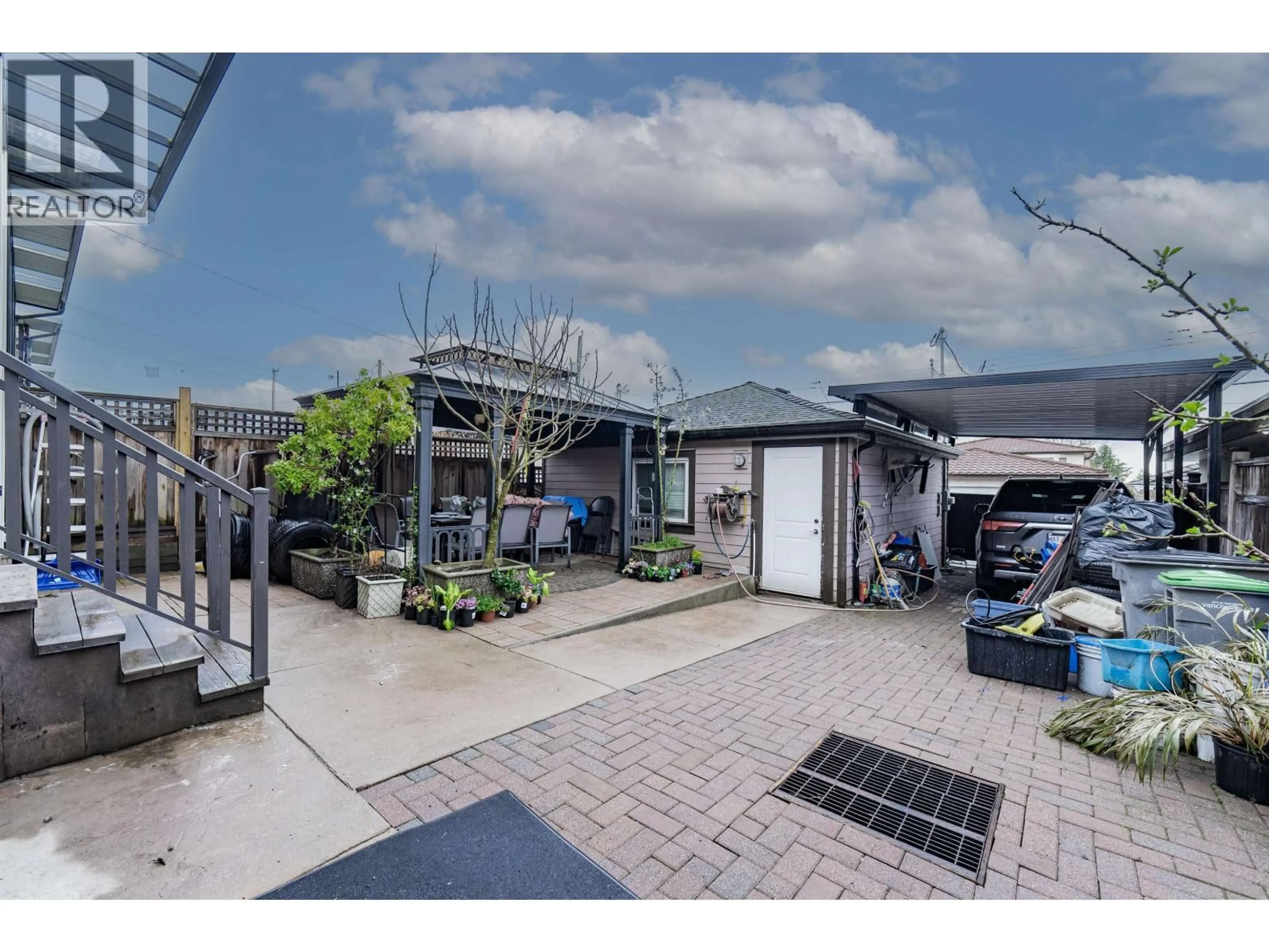 A pic from outside/outdoor area/front of a property/back of a property/a pic from drone, street for 136 59TH AVENUE, Vancouver British Columbia V5X1X6