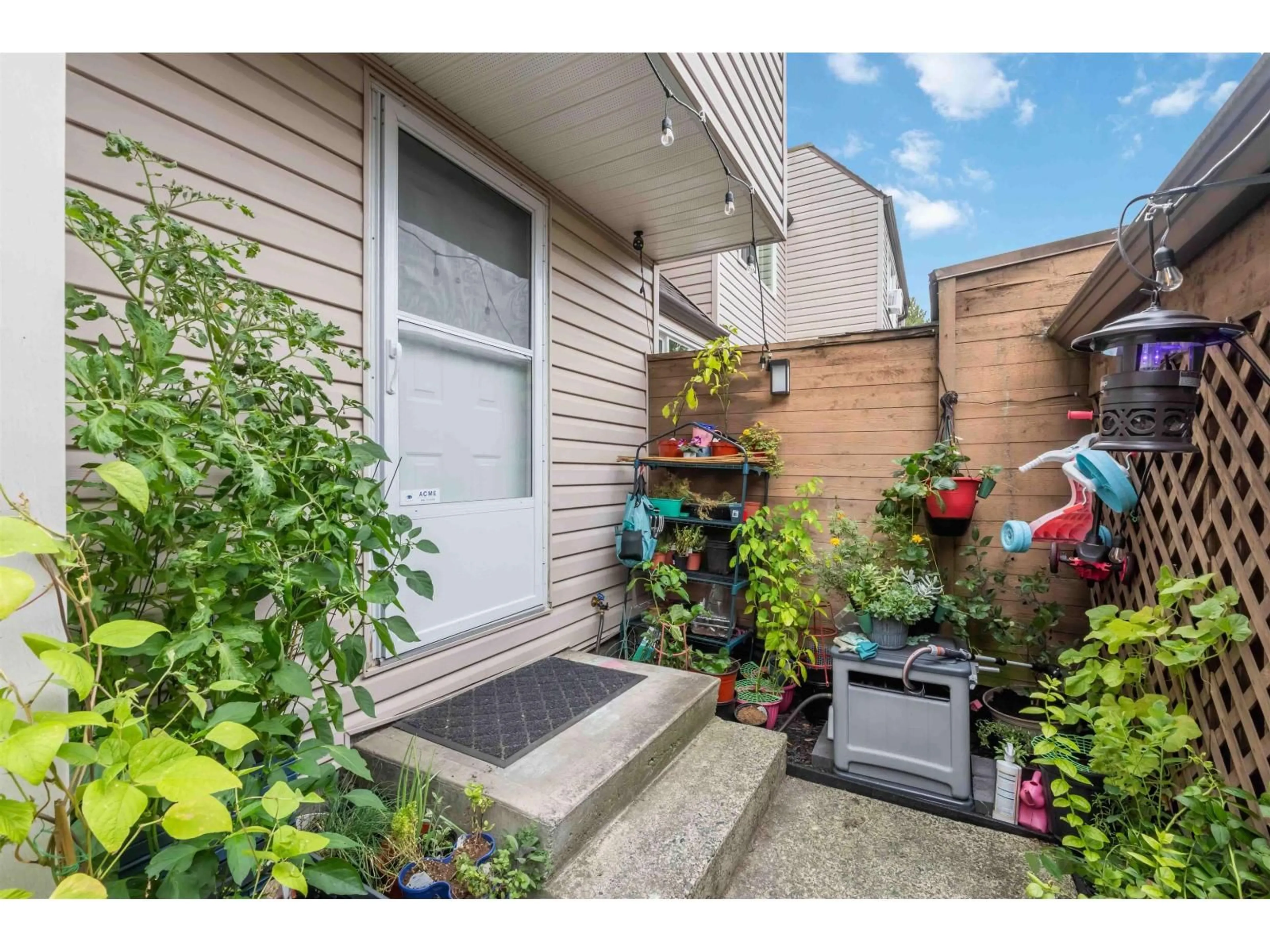 Patio, street for 305 - 5074 201A, Langley British Columbia V3A5M8
