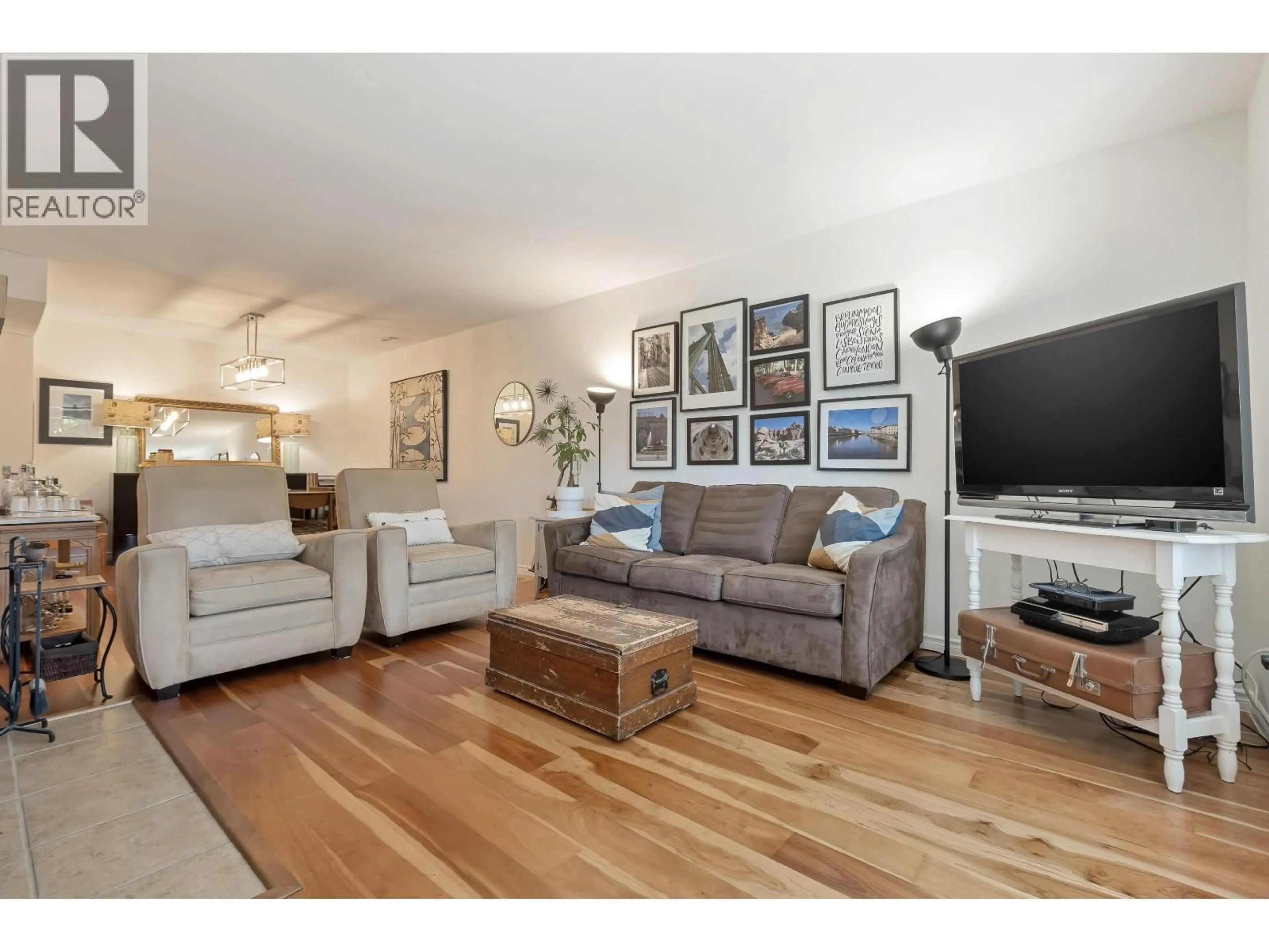 Living room with furniture, wood/laminate floor for 43 - 1140 FALCON DRIVE, Coquitlam British Columbia V3E2K1